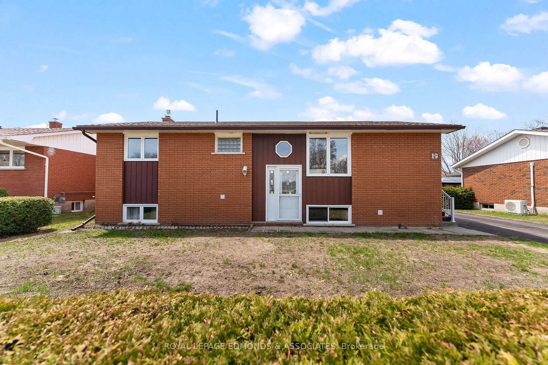 Photo 3 of 19 Algonquin Street, Petawawa — HOMEH