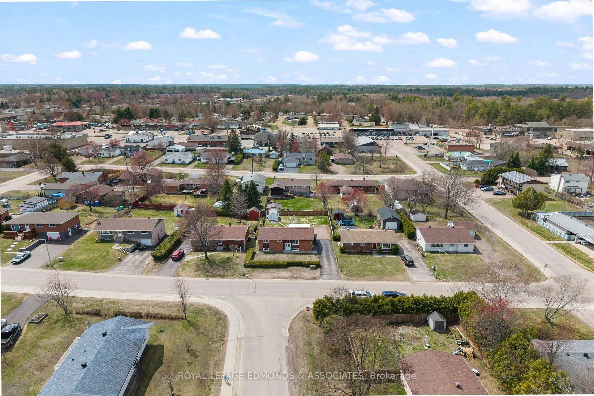 Photo 4 of 19 Algonquin Street, Petawawa — HOMEH