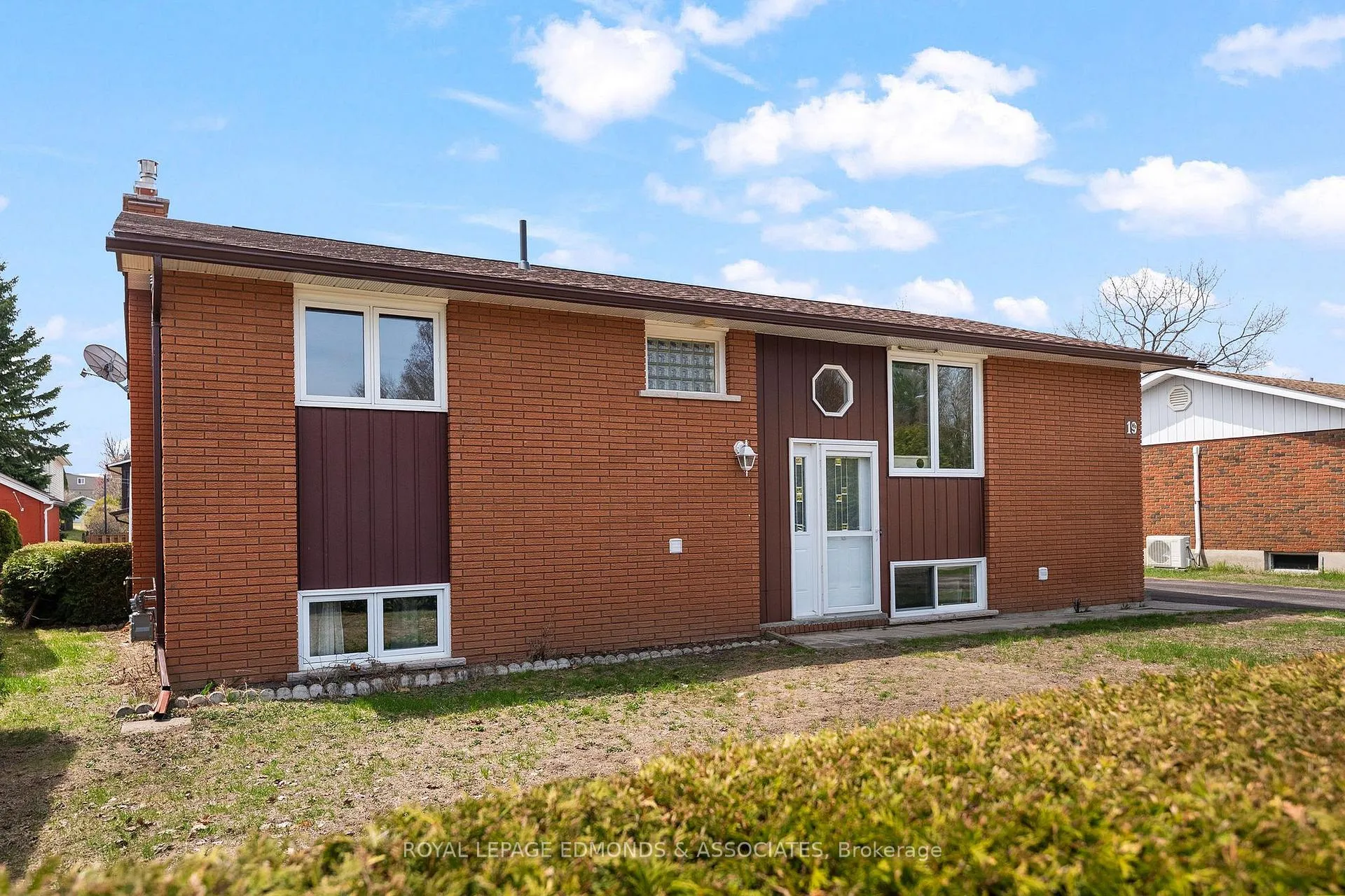 Photo 5 of 19 Algonquin Street, Petawawa — HOMEH