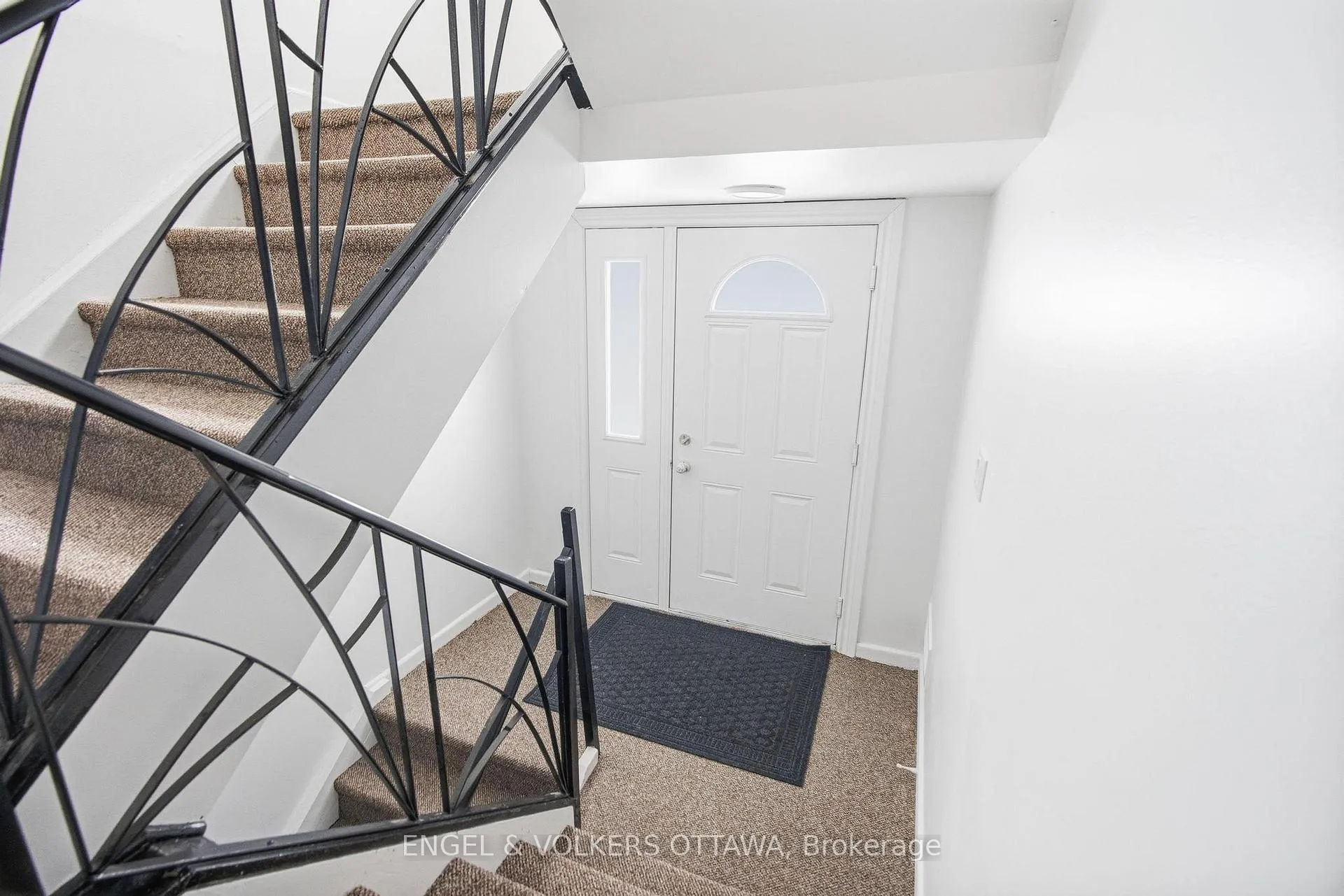 Photo 2 of Unit 1, 896 Pinewood Crescent, Ottawa, Queensway Terrace North — HOMEH