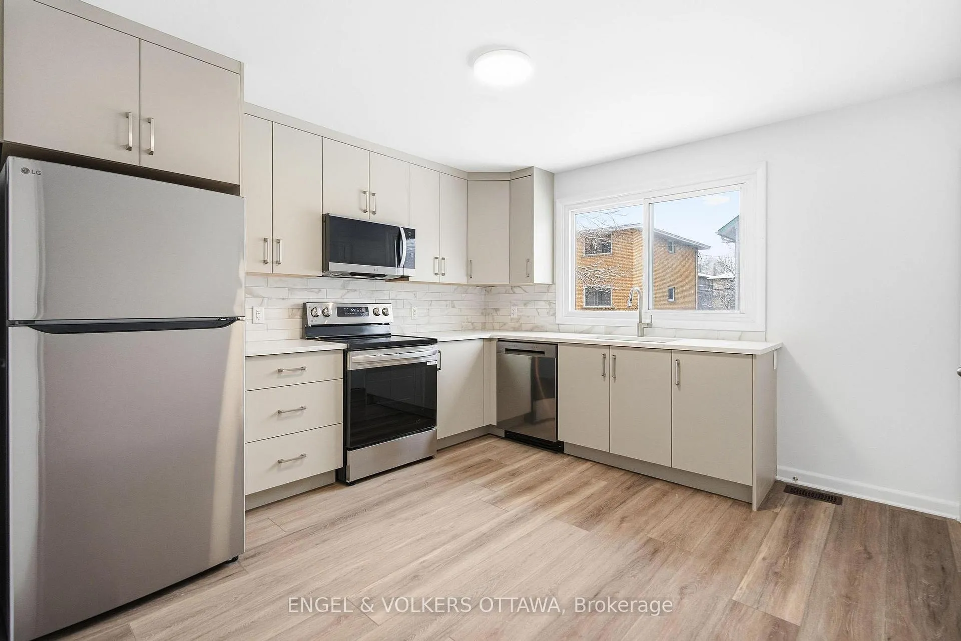 Photo 3 of Unit 1, 896 Pinewood Crescent, Ottawa, Queensway Terrace North — HOMEH