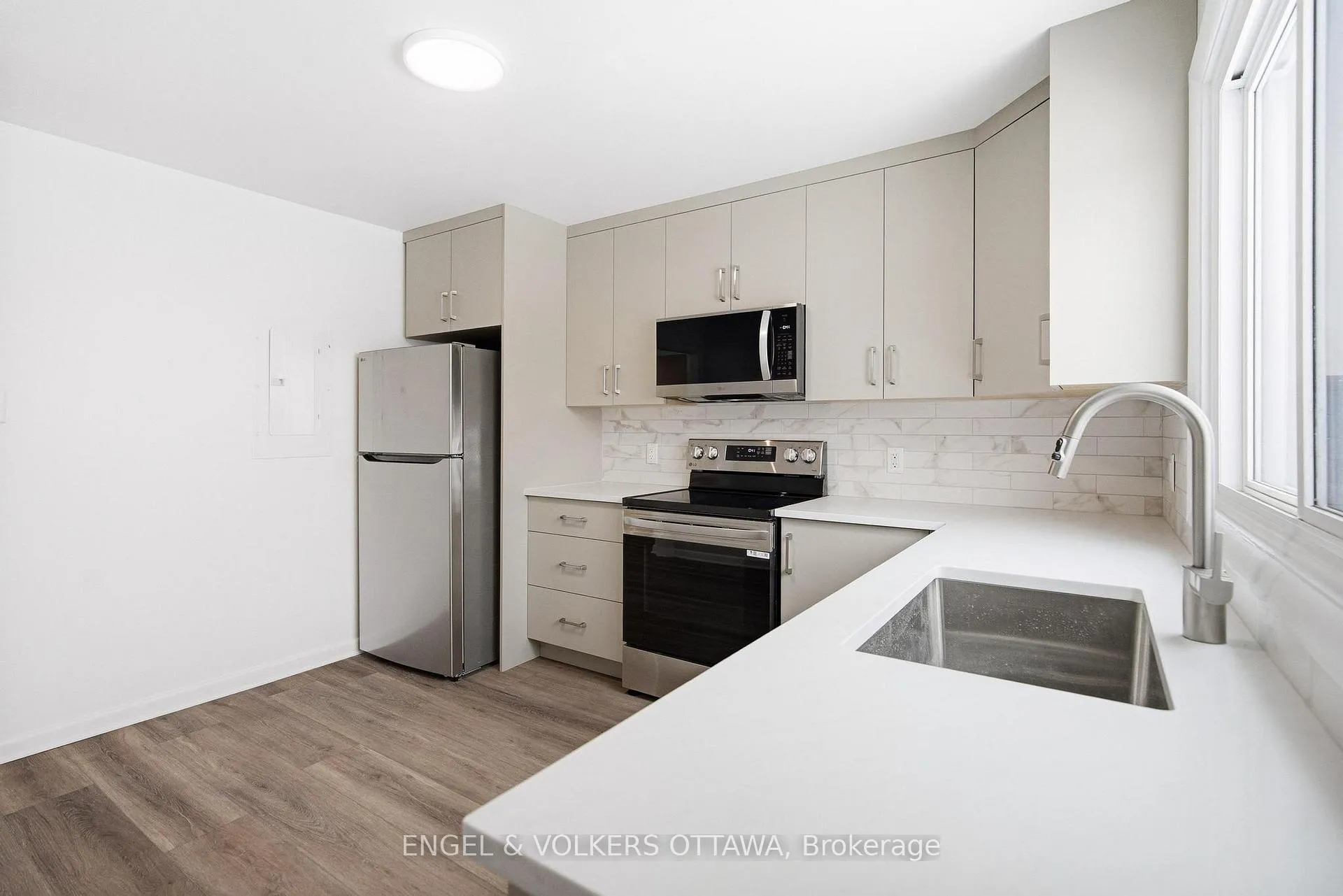 Photo 4 of Unit 1, 896 Pinewood Crescent, Ottawa, Queensway Terrace North — HOMEH