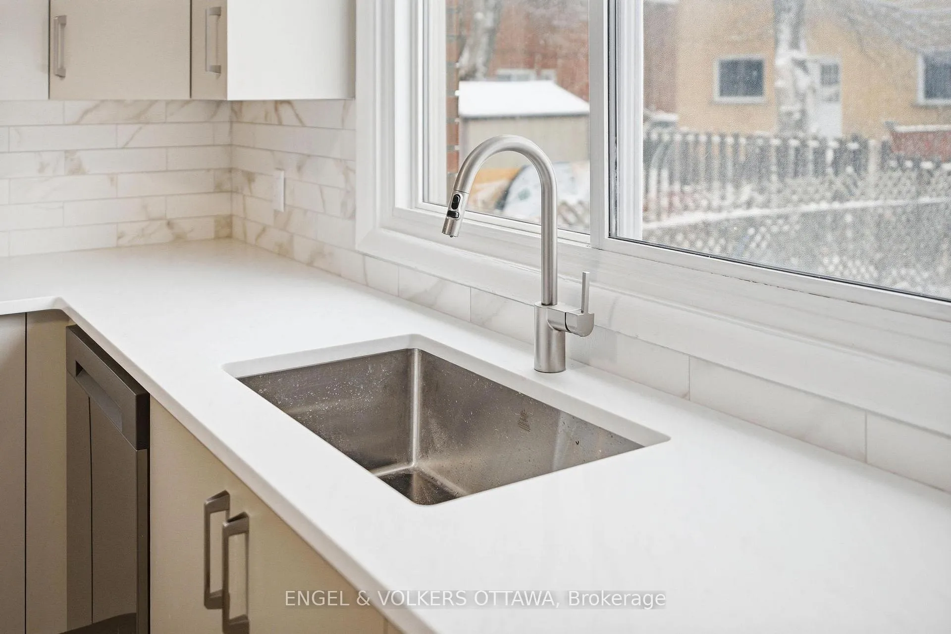 Photo 5 of Unit 1, 896 Pinewood Crescent, Ottawa, Queensway Terrace North — HOMEH