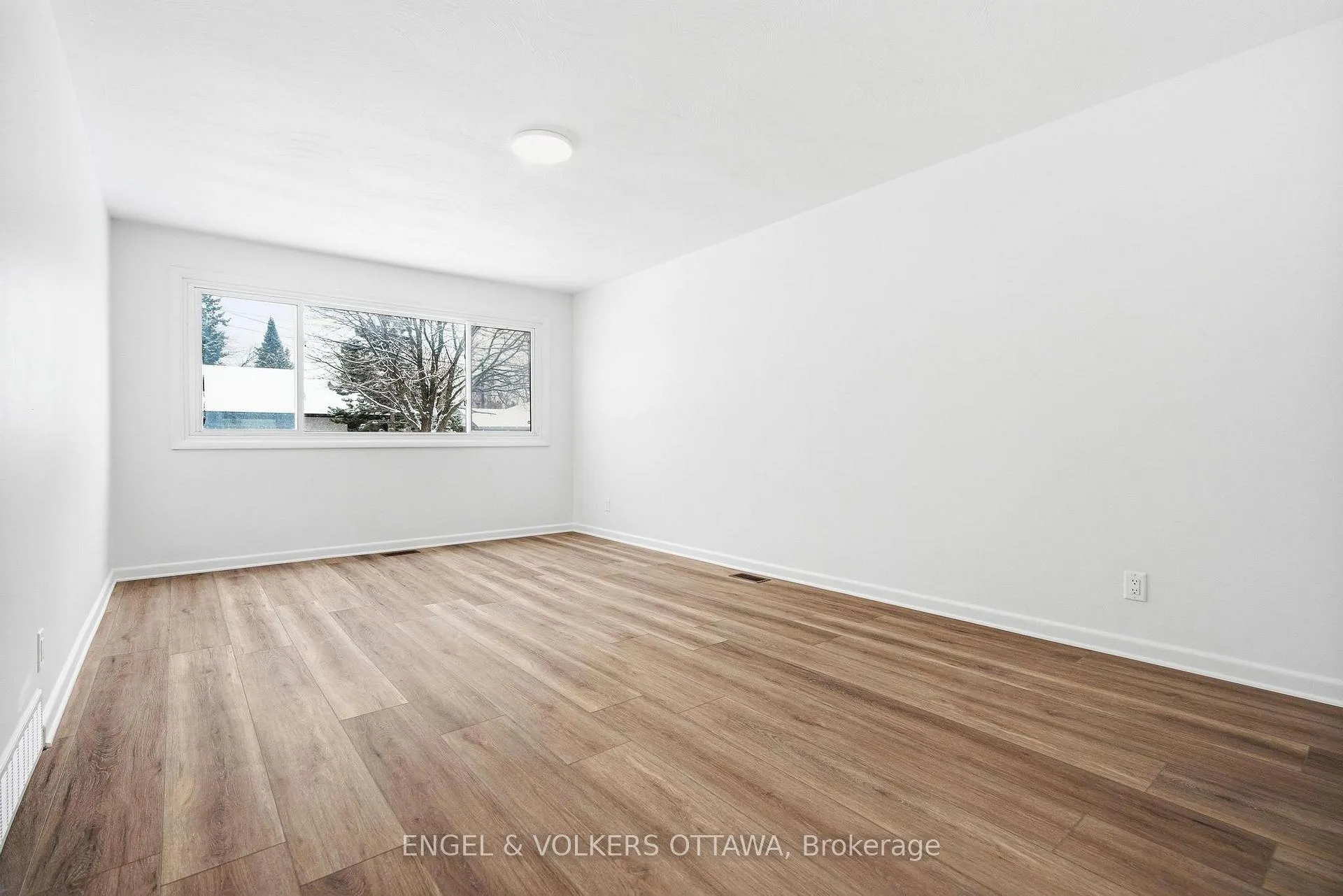Photo 6 of Unit 1, 896 Pinewood Crescent, Ottawa, Queensway Terrace North — HOMEH