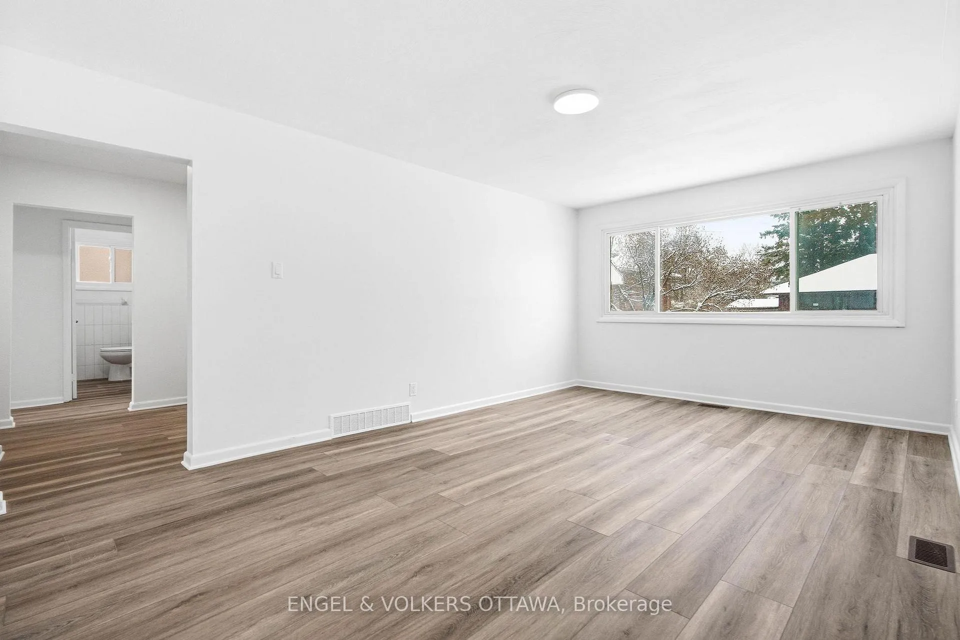 Photo 7 of Unit 1, 896 Pinewood Crescent, Ottawa, Queensway Terrace North — HOMEH