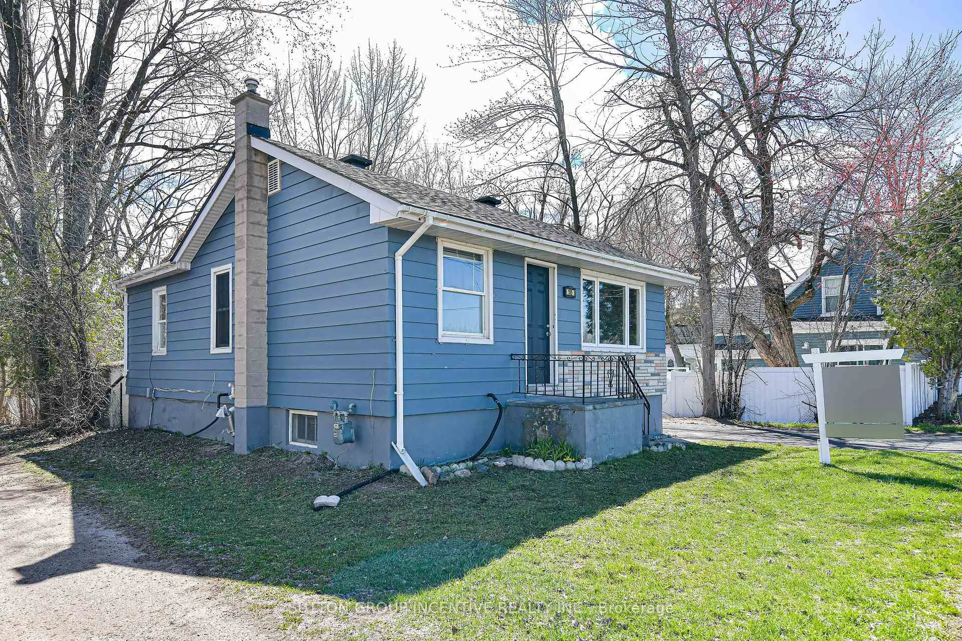 Photo 2 of 155 Atherley Road, Orillia — HOMEH