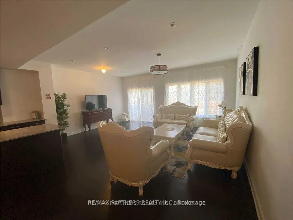 Photo 3 of 124 Lichfield Road, Markham, Unionville — HOMEH