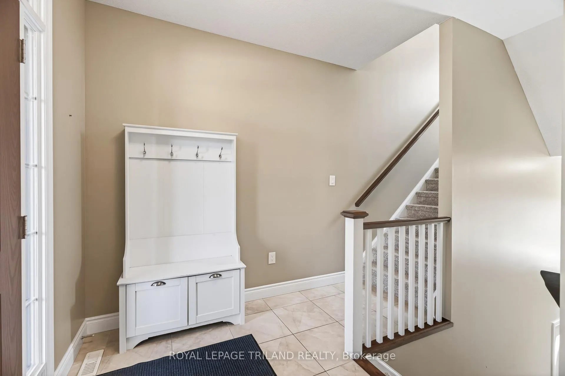 Photo 4 of 40 Fieldstone Crescent, Middlesex Centre, Komoka — HOMEH