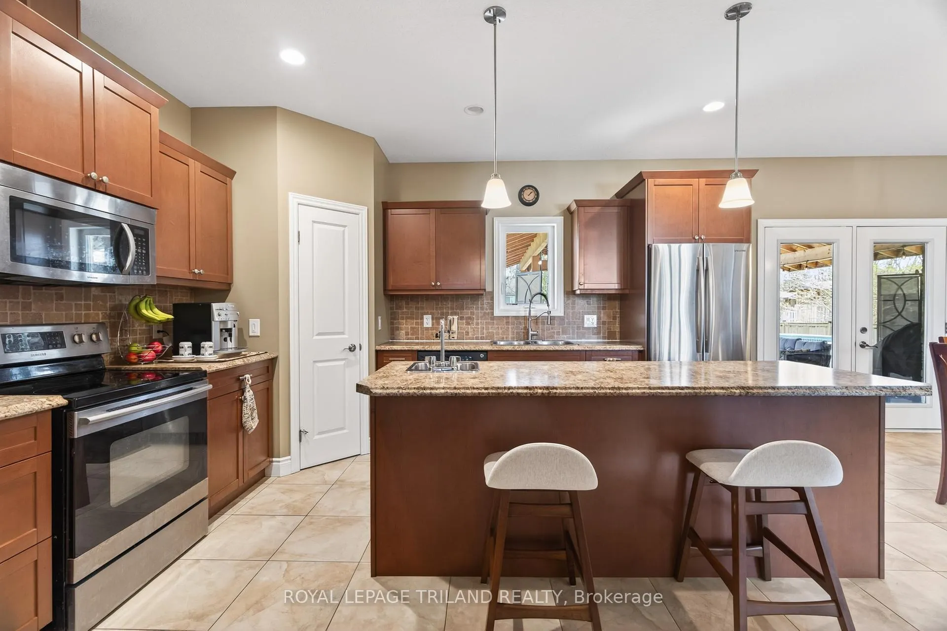 Photo 7 of 40 Fieldstone Crescent, Middlesex Centre, Komoka — HOMEH