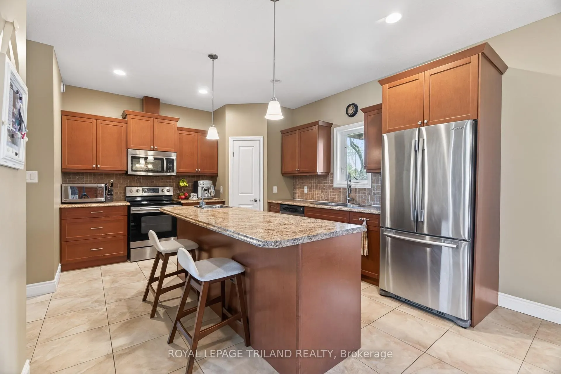 Photo 8 of 40 Fieldstone Crescent, Middlesex Centre, Komoka — HOMEH