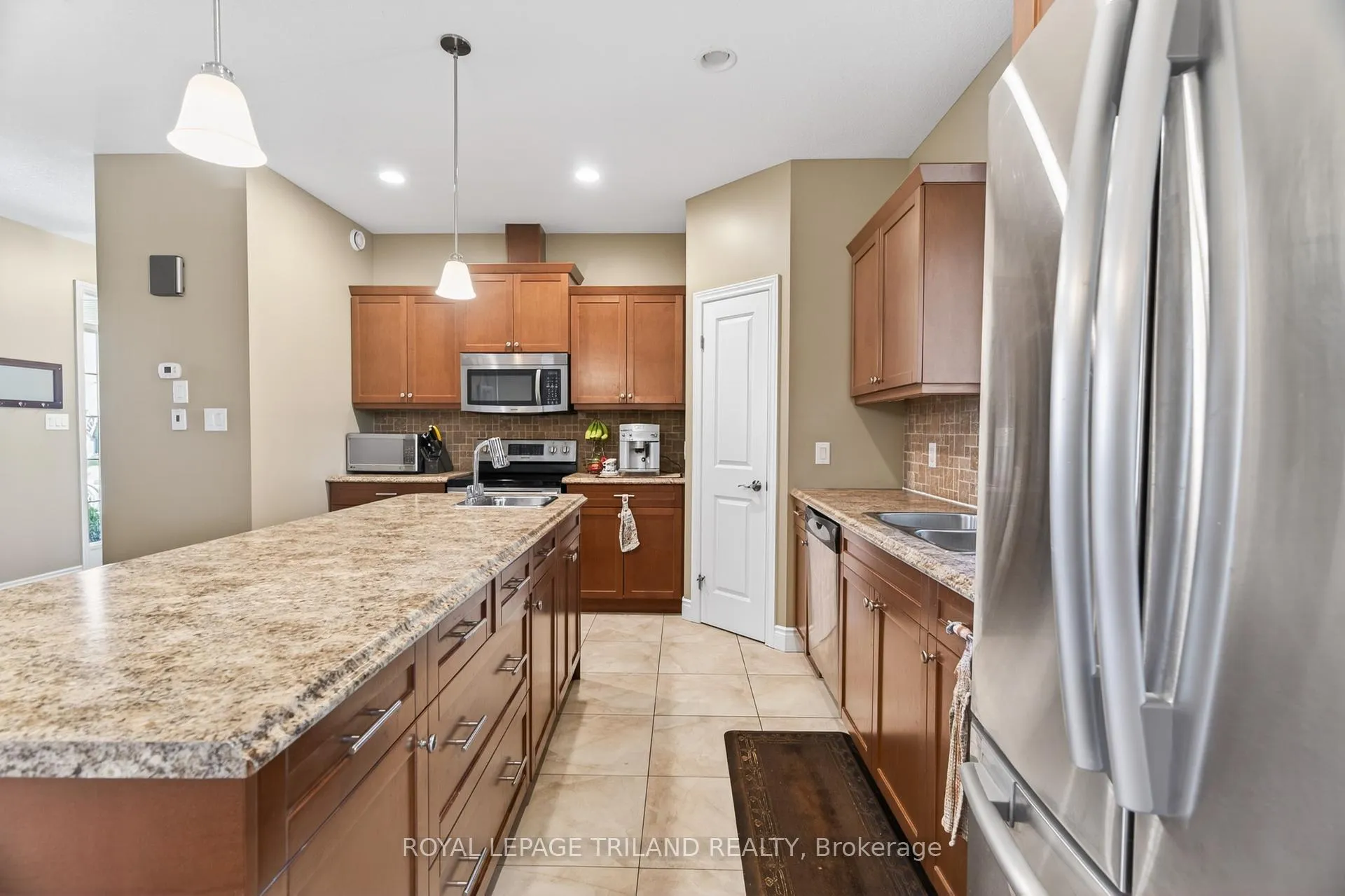 Photo 9 of 40 Fieldstone Crescent, Middlesex Centre, Komoka — HOMEH