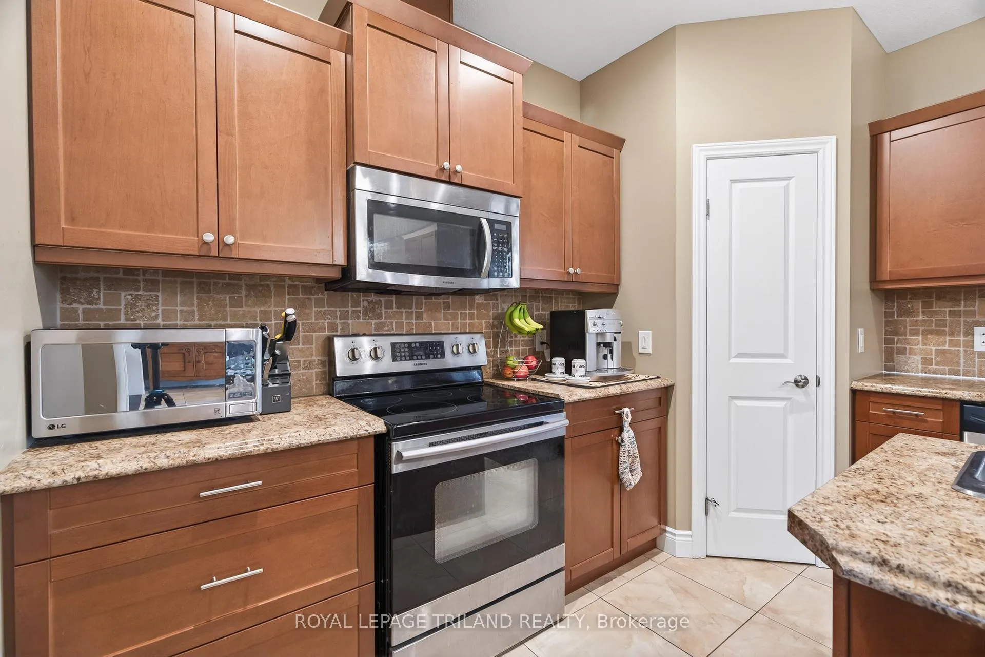 Photo 17 of 40 Fieldstone Crescent, Middlesex Centre, Komoka — HOMEH