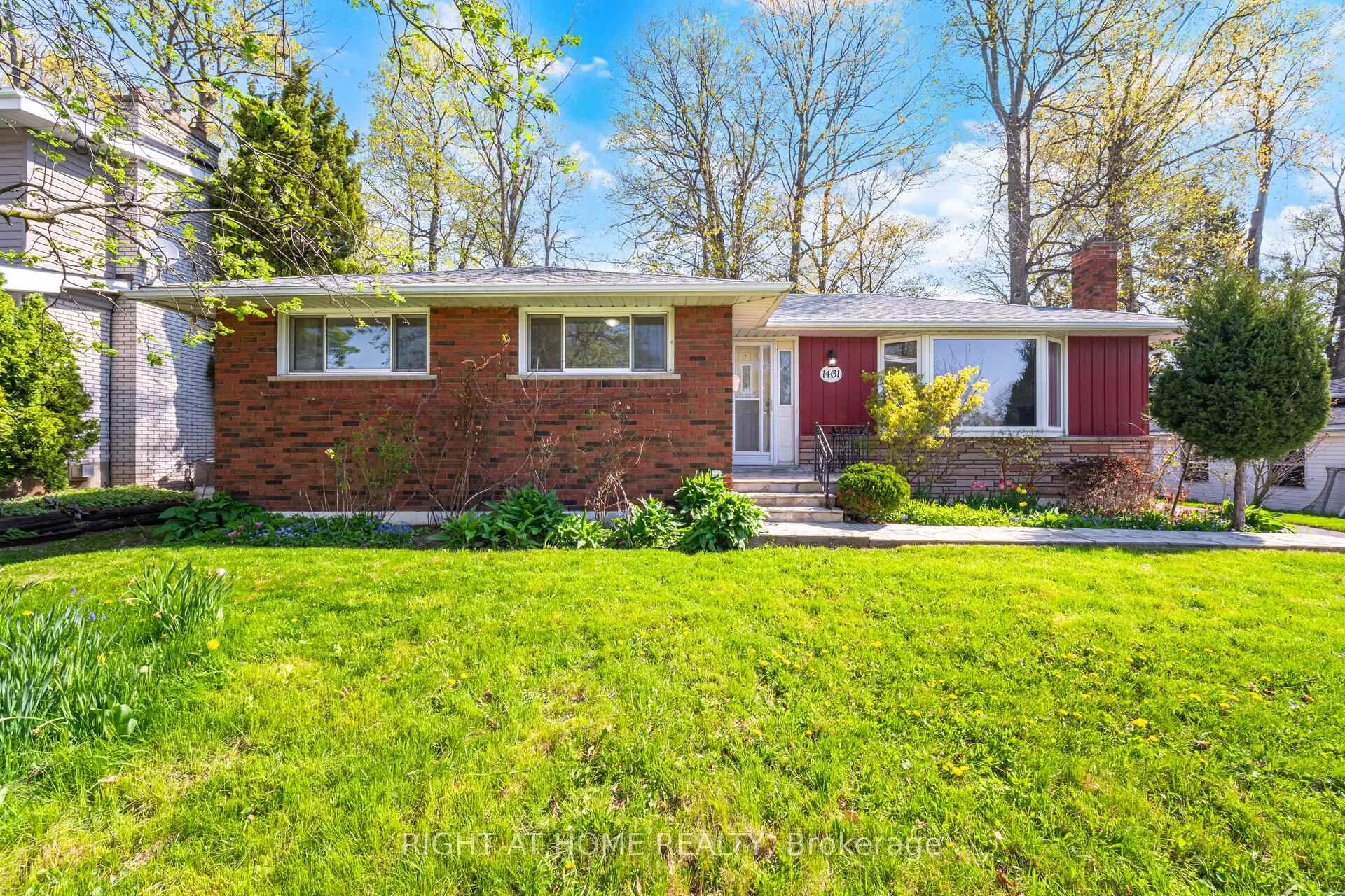 Front of 1461 Moss Glen Road