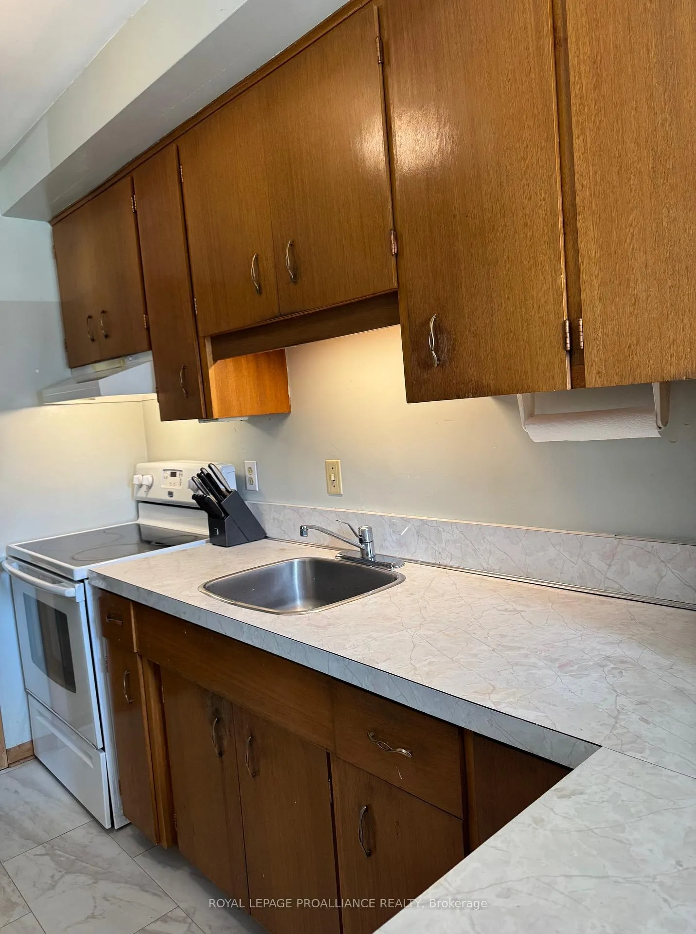 Photo 3 of 11 Bradley Crescent, Belleville, Belleville Ward — HOMEH