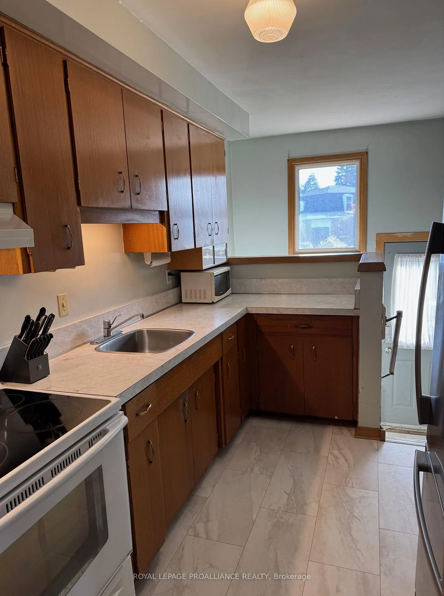 Photo 4 of 11 Bradley Crescent, Belleville, Belleville Ward — HOMEH
