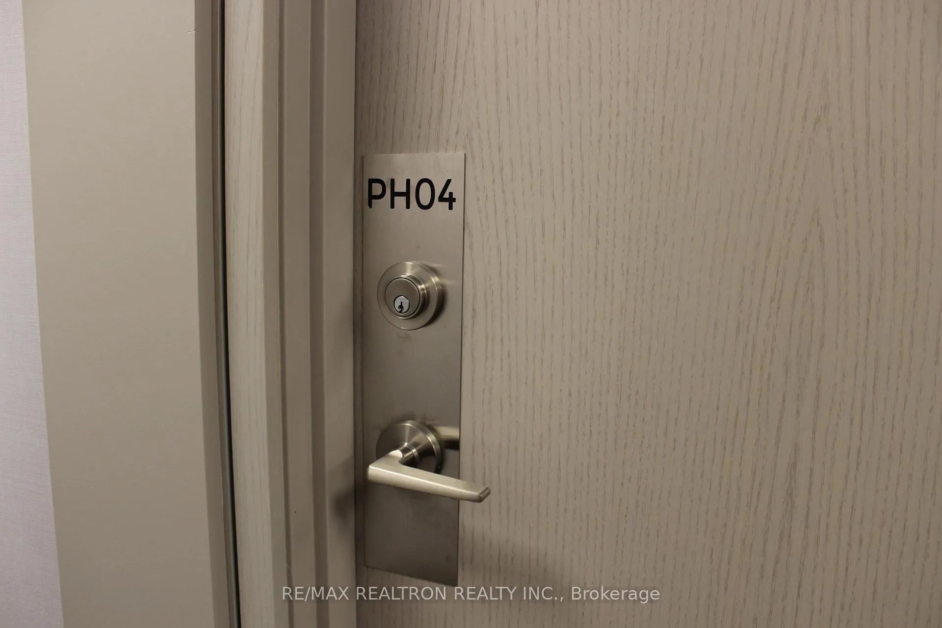 Photo 5 of Unit 704, 681 Yonge Street, Barrie, Painswick South — HOMEH