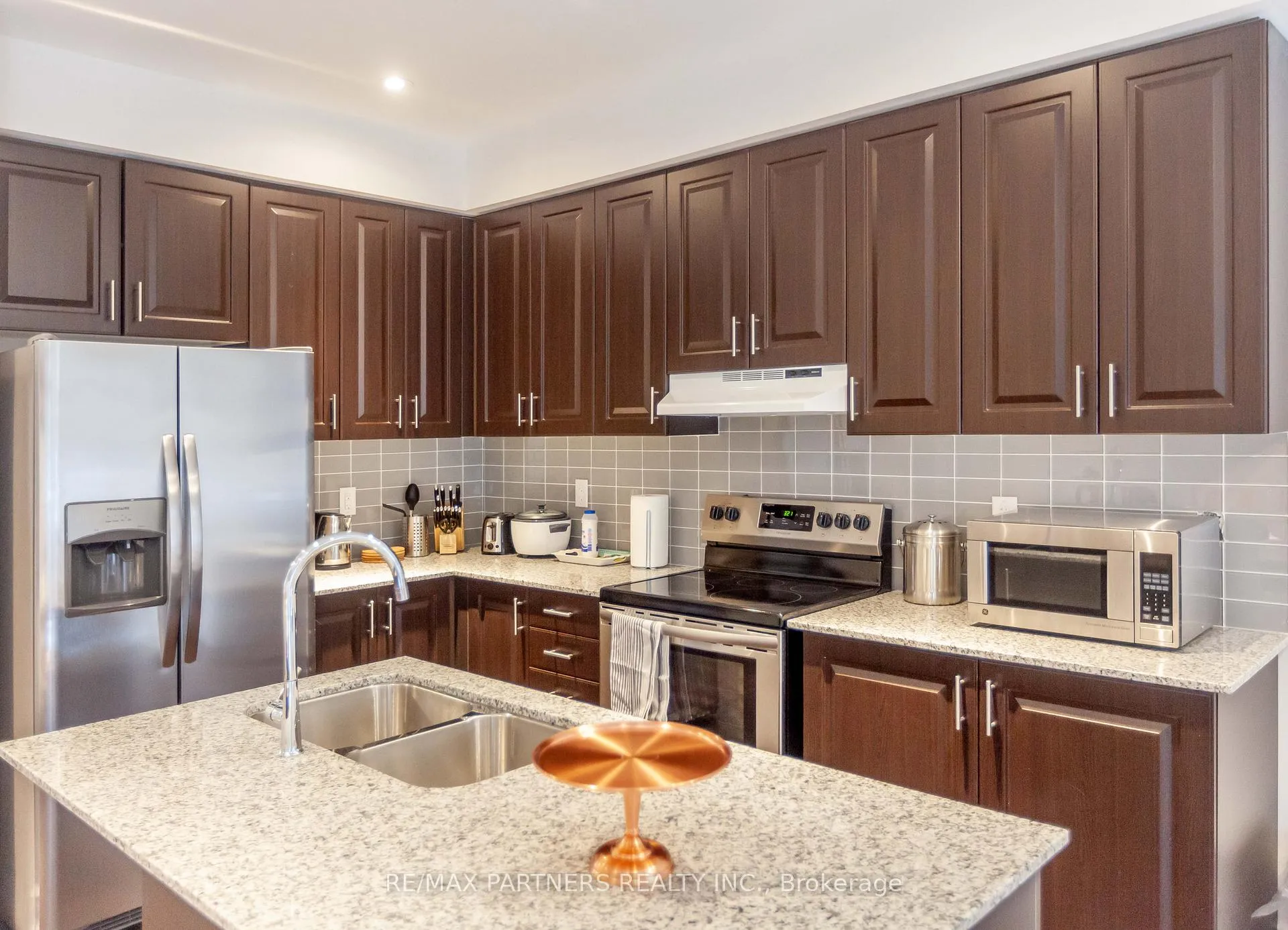 Photo 3 of 109 Lichfield Road, Markham, Unionville — HOMEH