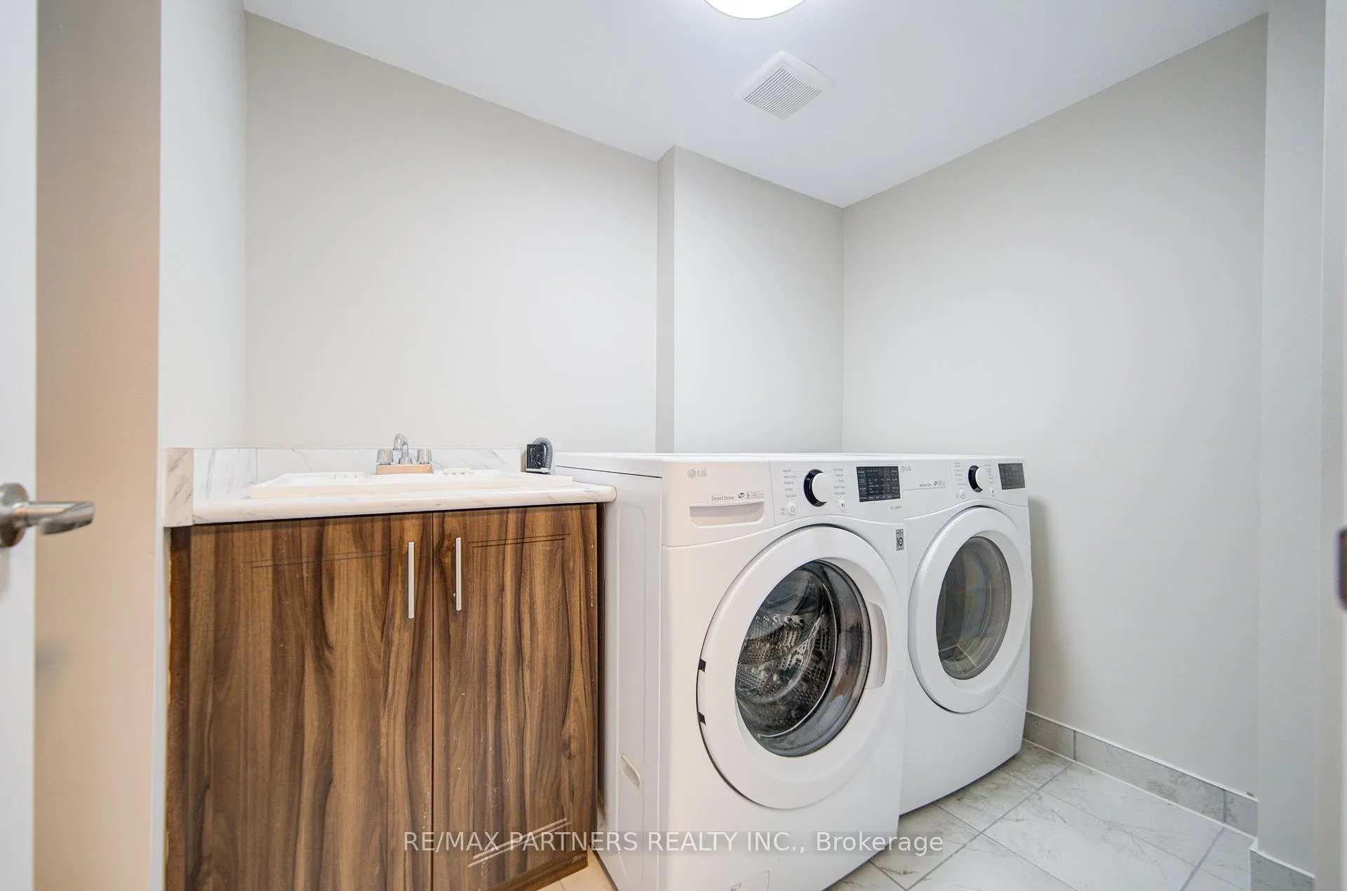 Photo 13 of 109 Lichfield Road, Markham, Unionville — HOMEH