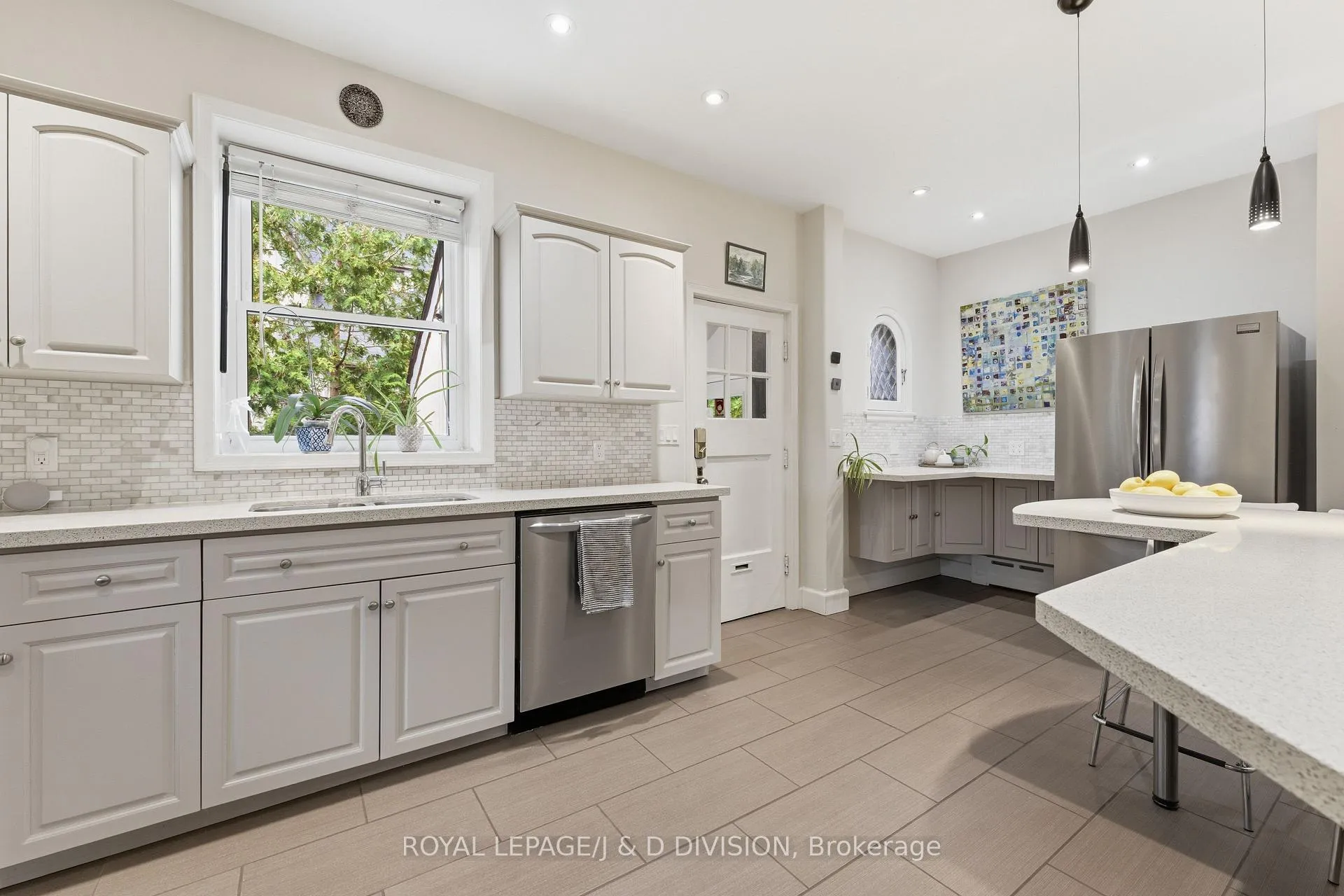 Photo 5 of 44 Tecumseth Street, Orillia — HOMEH