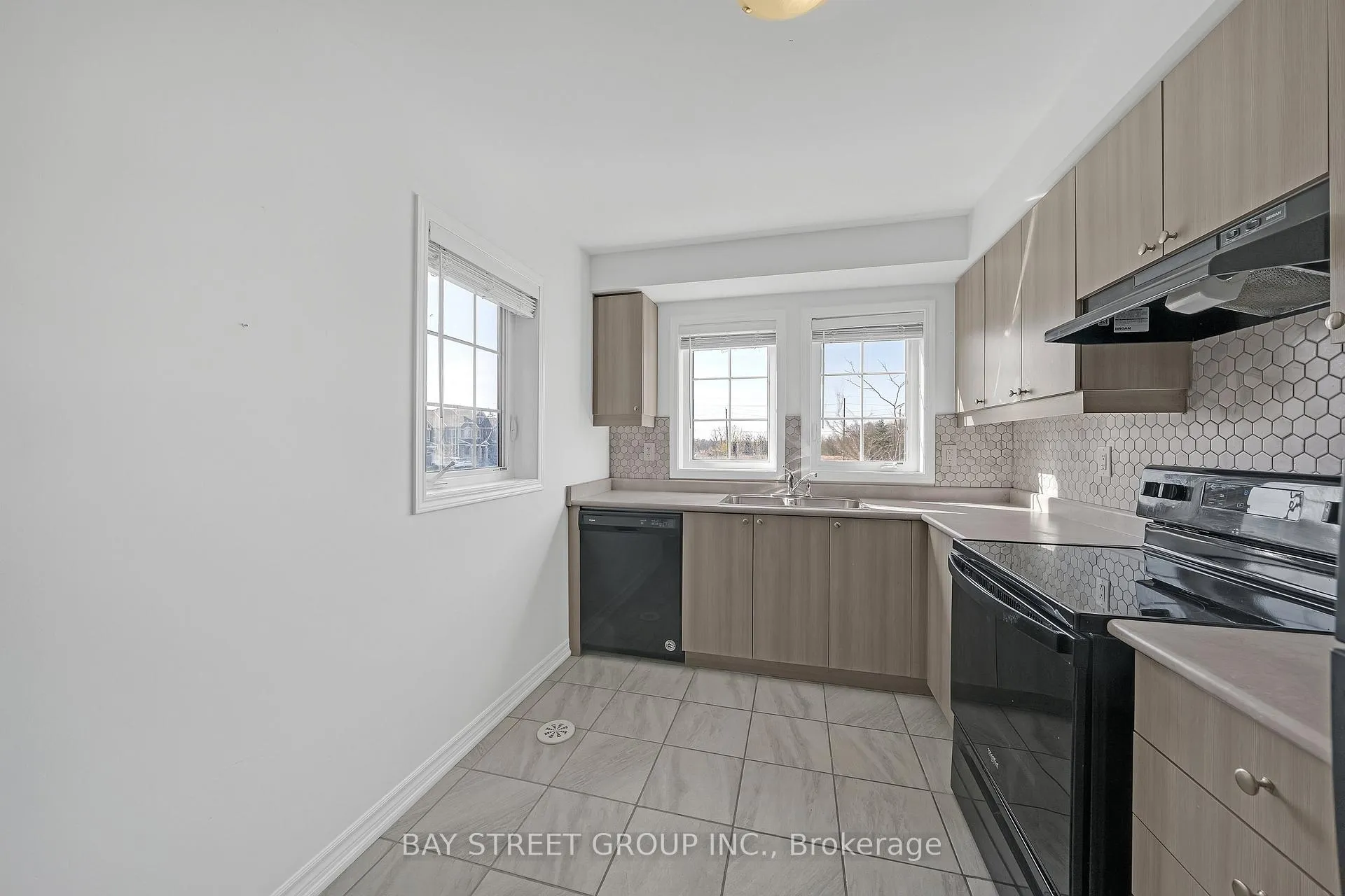 Photo 10 of 79 Bluegill Crescent, Whitby, Lynde Creek — HOMEH
