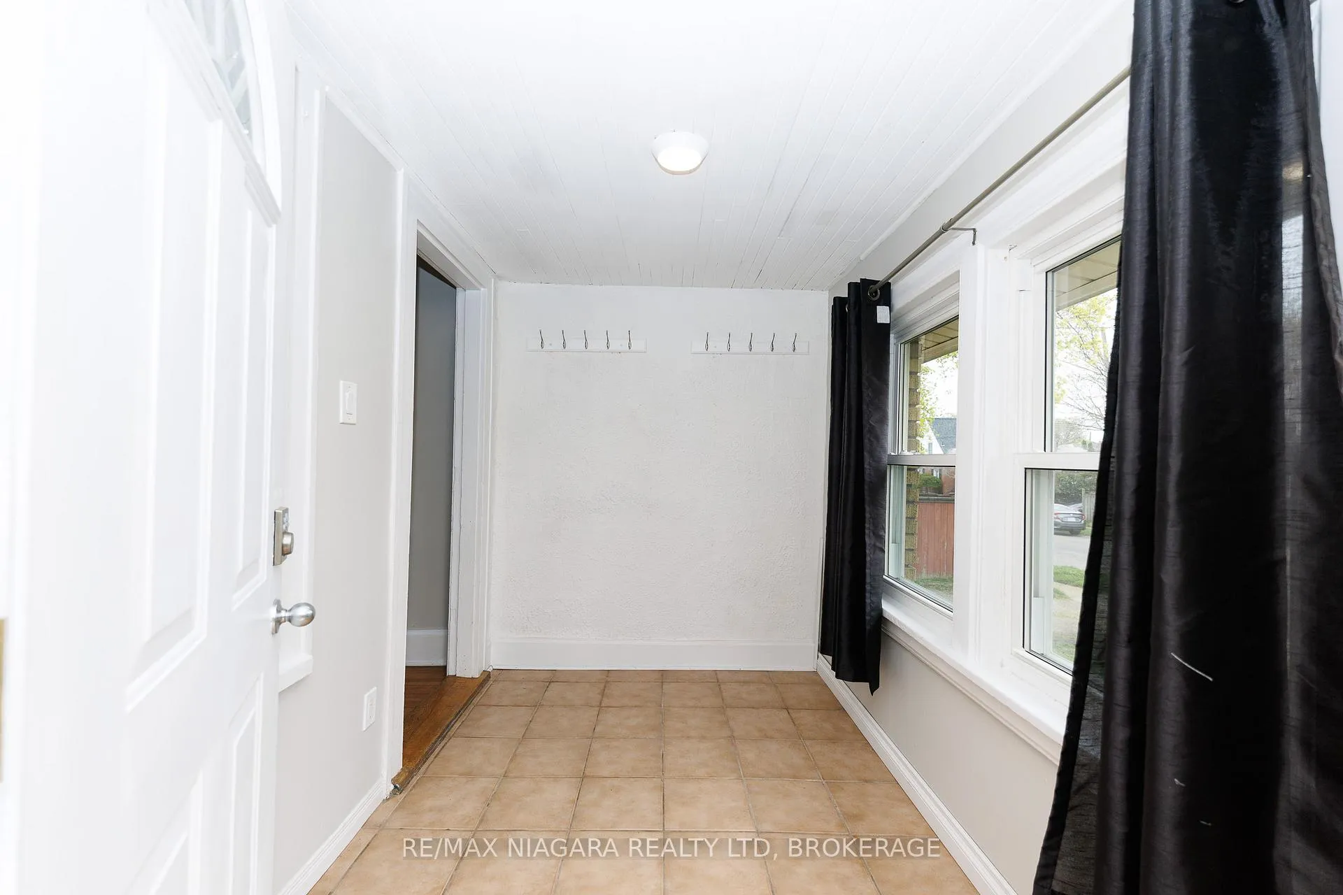 Photo 5 of 5015 Fifth Avenue, Niagara Falls, Cherrywood — HOMEH