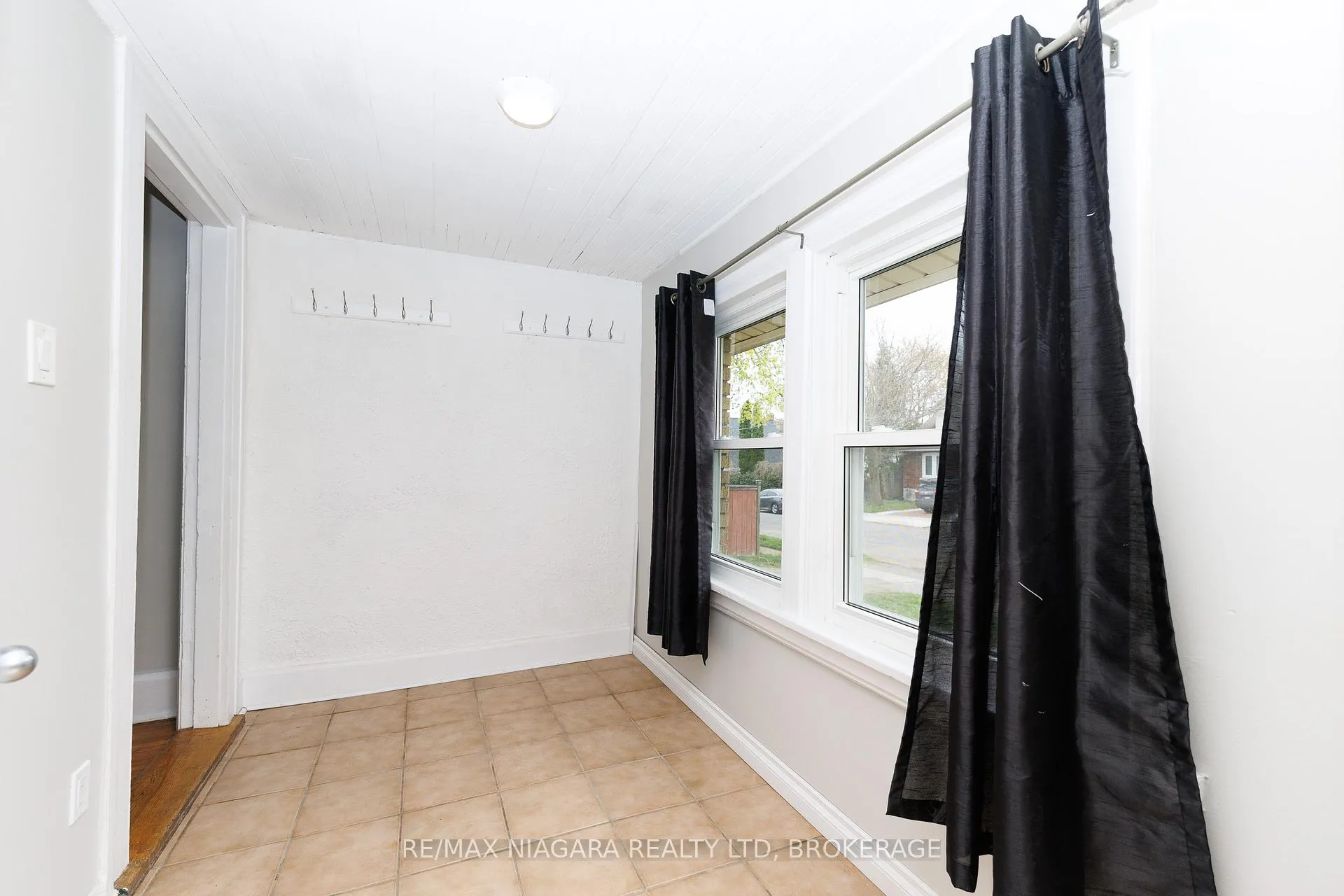 Photo 6 of 5015 Fifth Avenue, Niagara Falls, Cherrywood — HOMEH