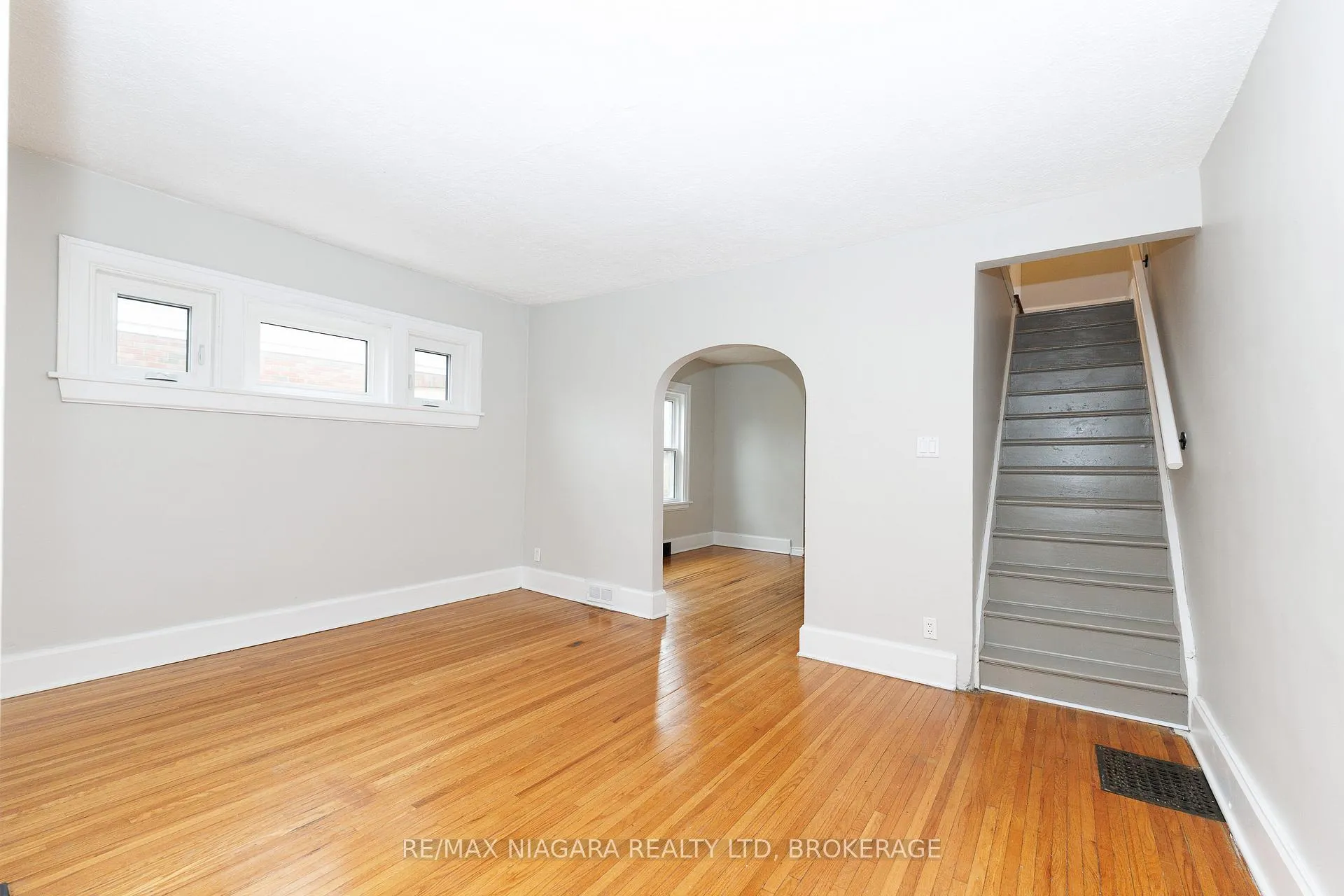 Photo 7 of 5015 Fifth Avenue, Niagara Falls, Cherrywood — HOMEH