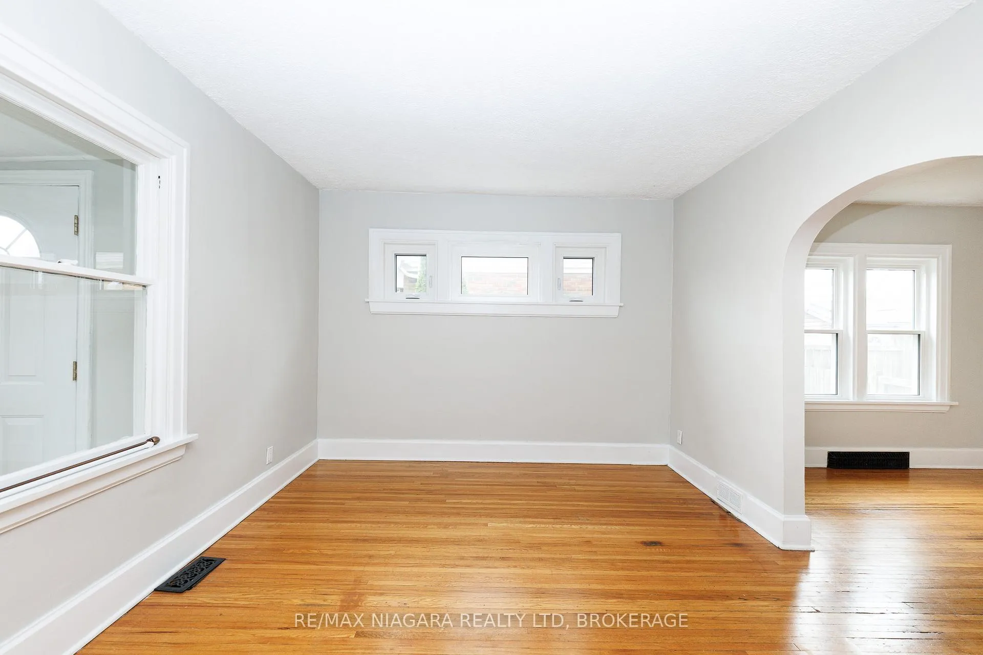 Photo 8 of 5015 Fifth Avenue, Niagara Falls, Cherrywood — HOMEH