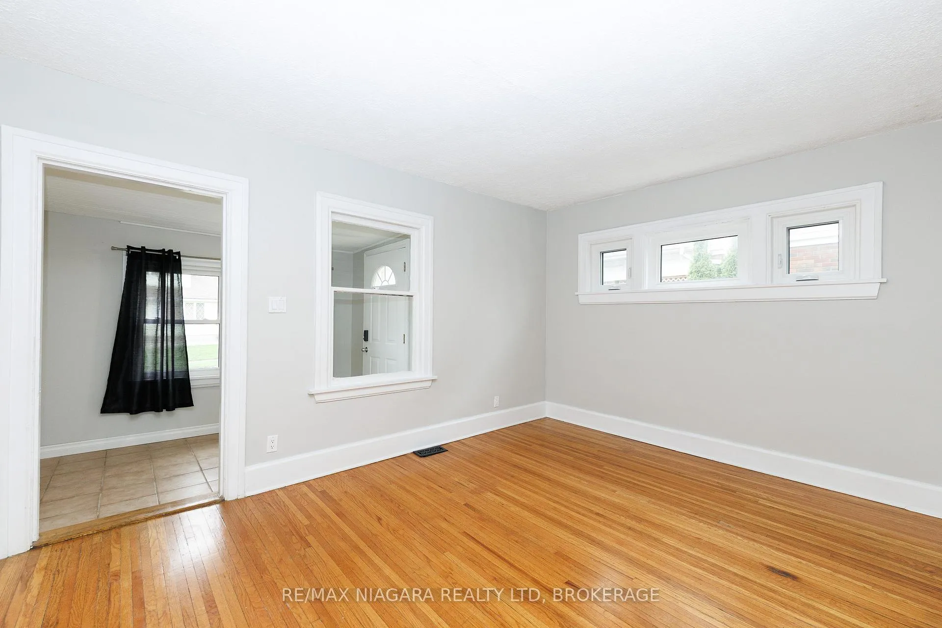 Photo 9 of 5015 Fifth Avenue, Niagara Falls, Cherrywood — HOMEH
