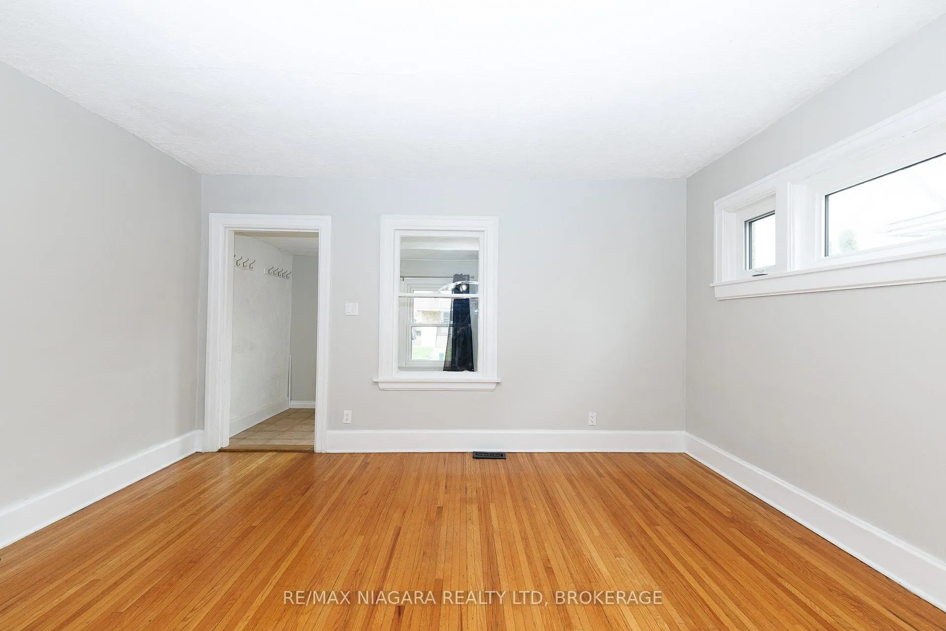 Photo 10 of 5015 Fifth Avenue, Niagara Falls, Cherrywood — HOMEH