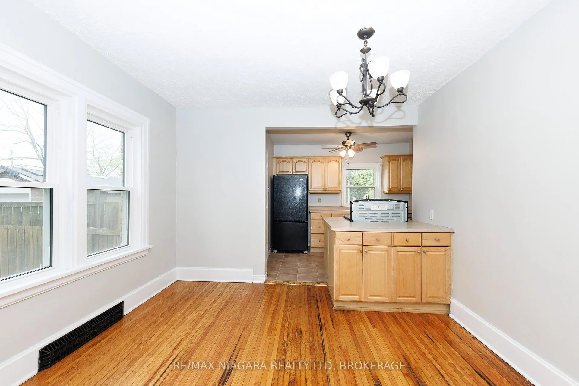 Photo 11 of 5015 Fifth Avenue, Niagara Falls, Cherrywood — HOMEH