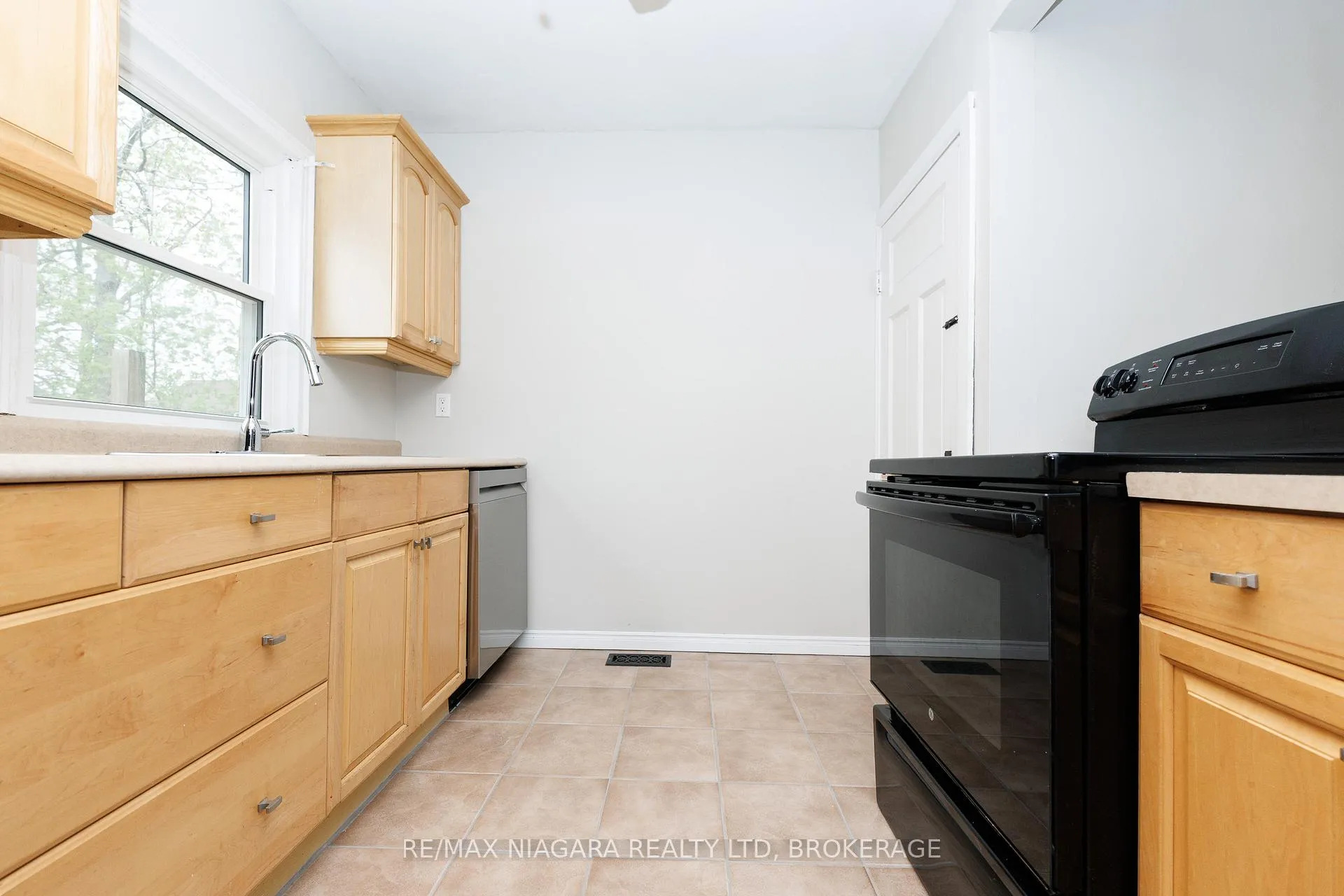 Photo 16 of 5015 Fifth Avenue, Niagara Falls, Cherrywood — HOMEH
