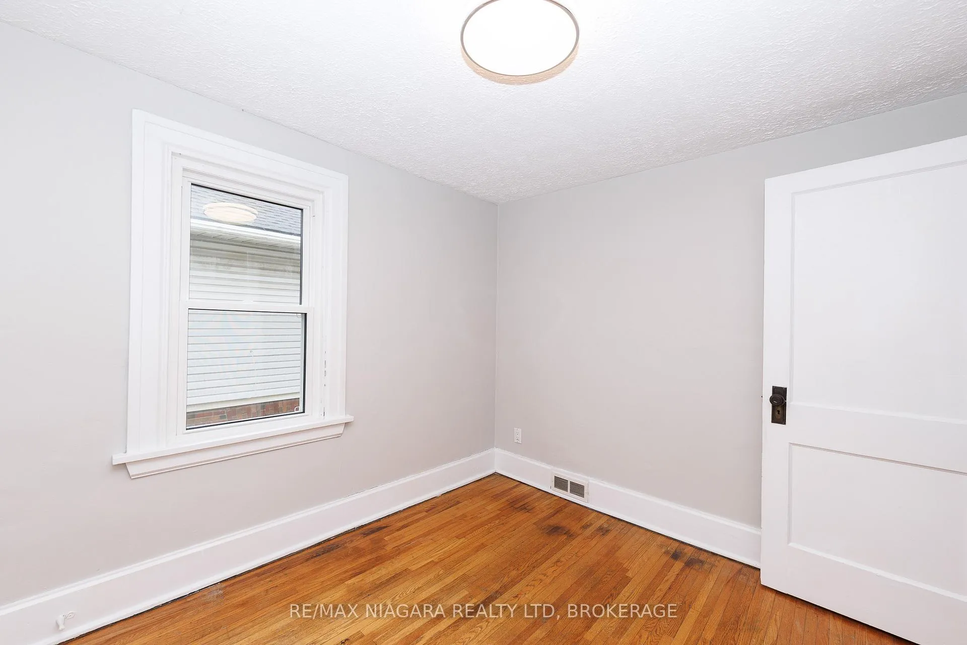 Photo 21 of 5015 Fifth Avenue, Niagara Falls, Cherrywood — HOMEH