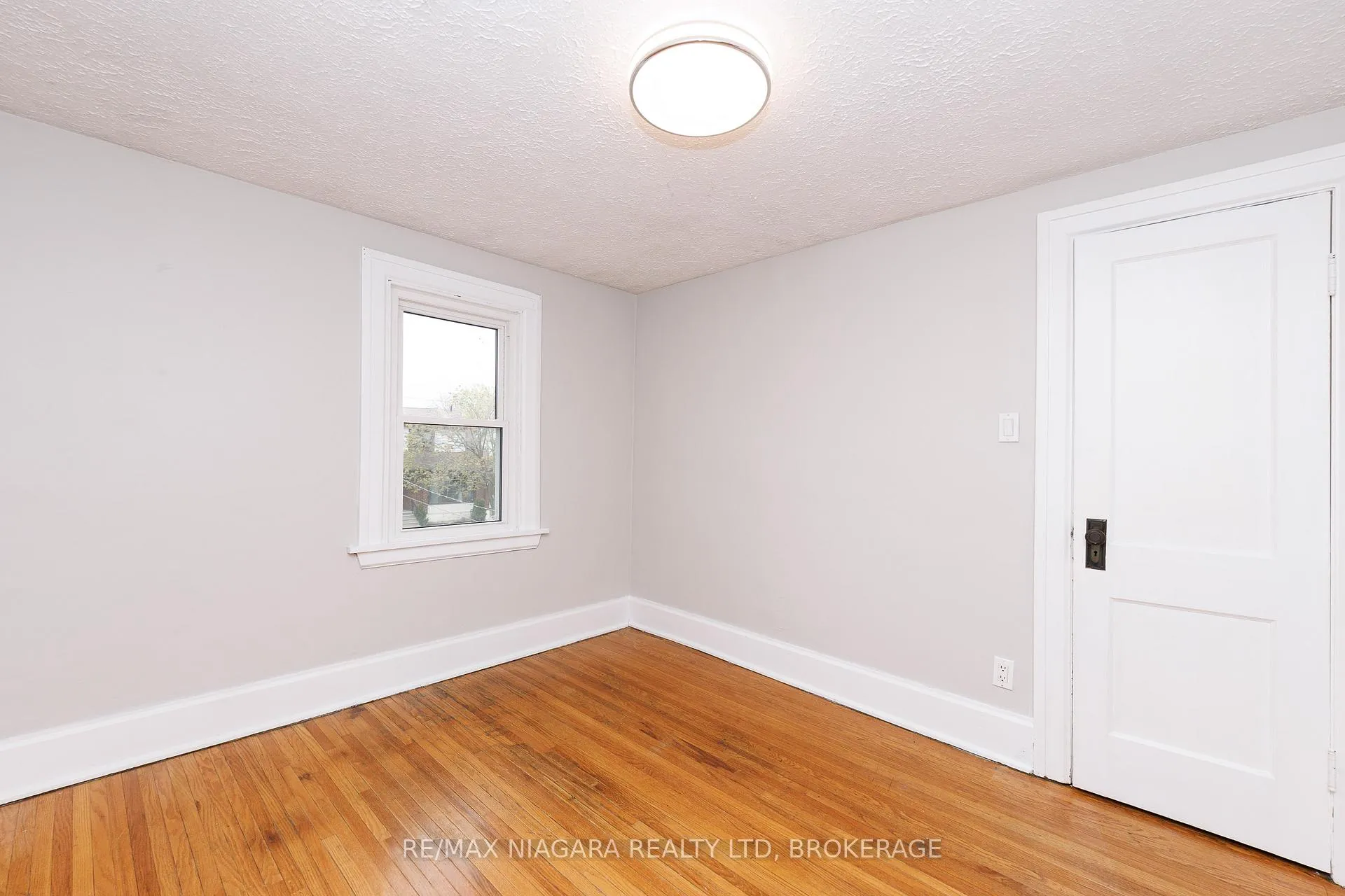 Photo 23 of 5015 Fifth Avenue, Niagara Falls, Cherrywood — HOMEH