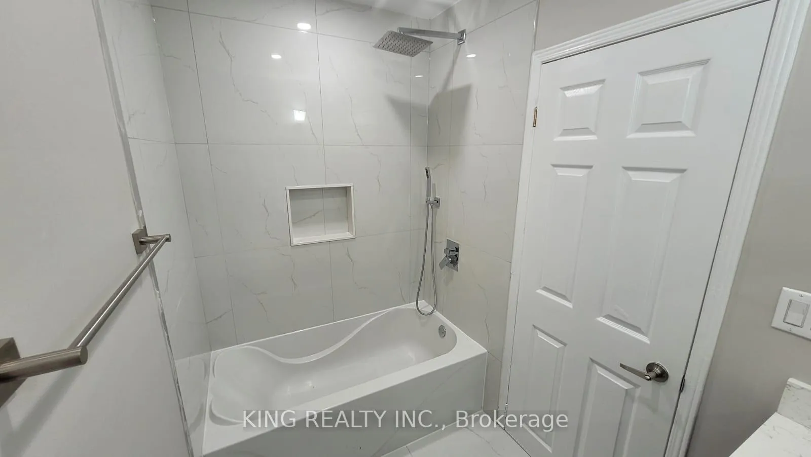 Photo 11 of 71 Mcmurchy Avenue S, Brampton, Brampton South — HOMEH