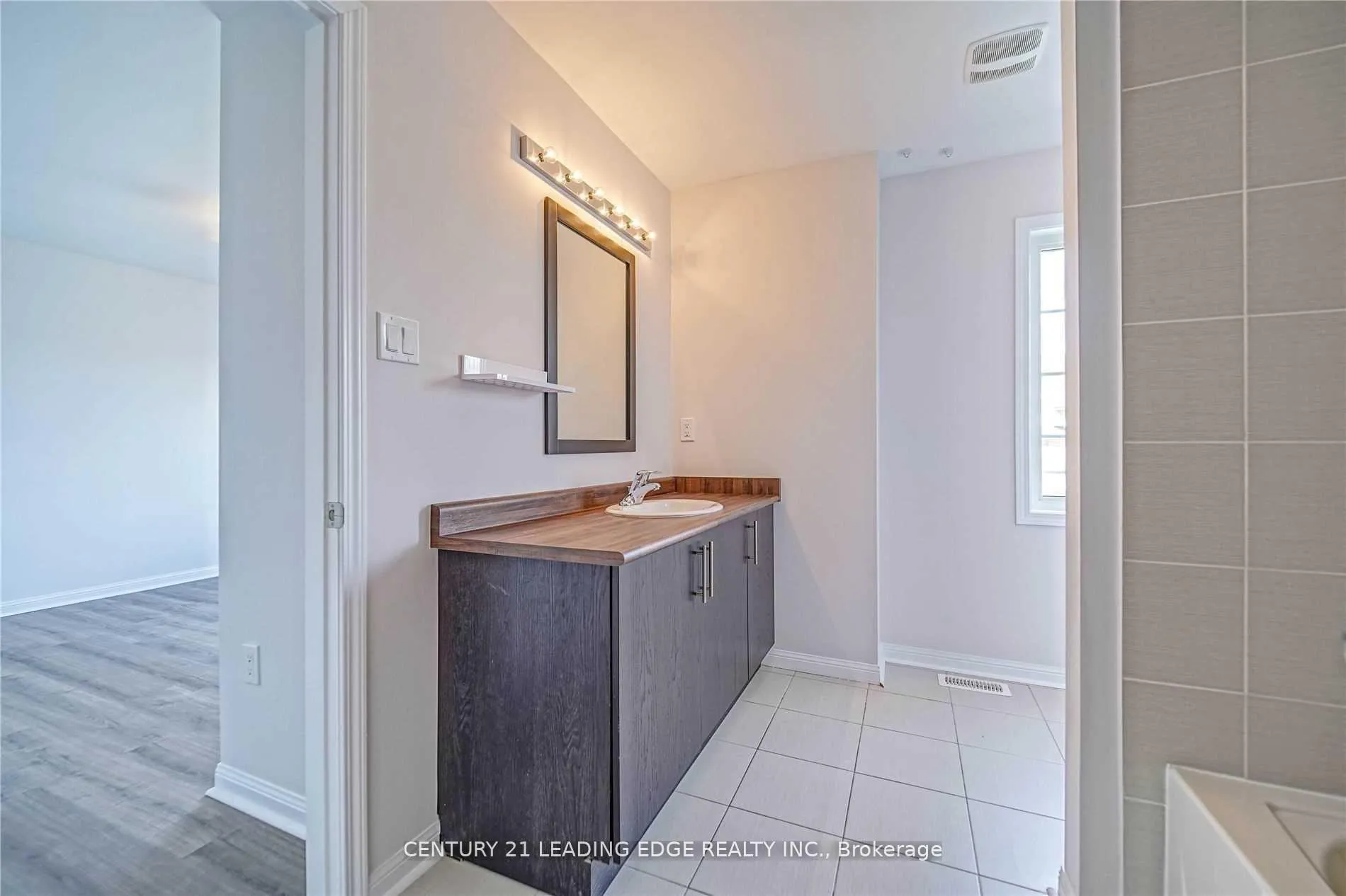 Photo 24 of 75 Henry Smith Avenue, Clarington, Bowmanville — HOMEH