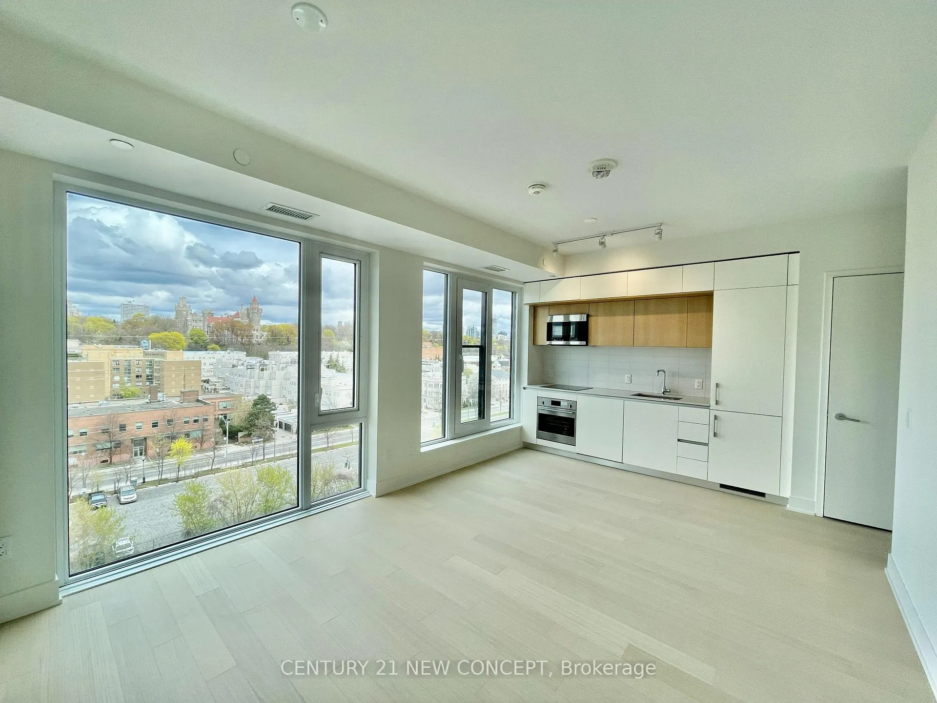 Front of Unit 906, 322 Dupont Street