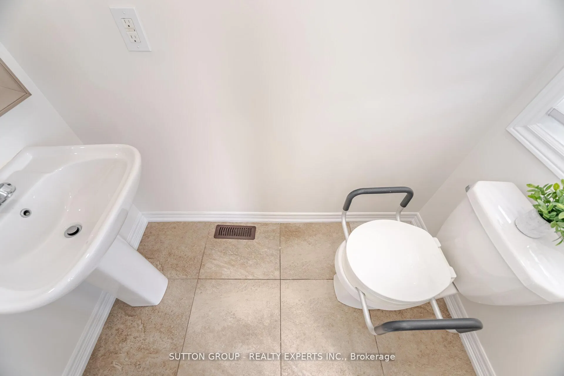 Photo 22 of Unit Upper, 5 Freedom Oaks Trail, Brampton, Bram East — HOMEH