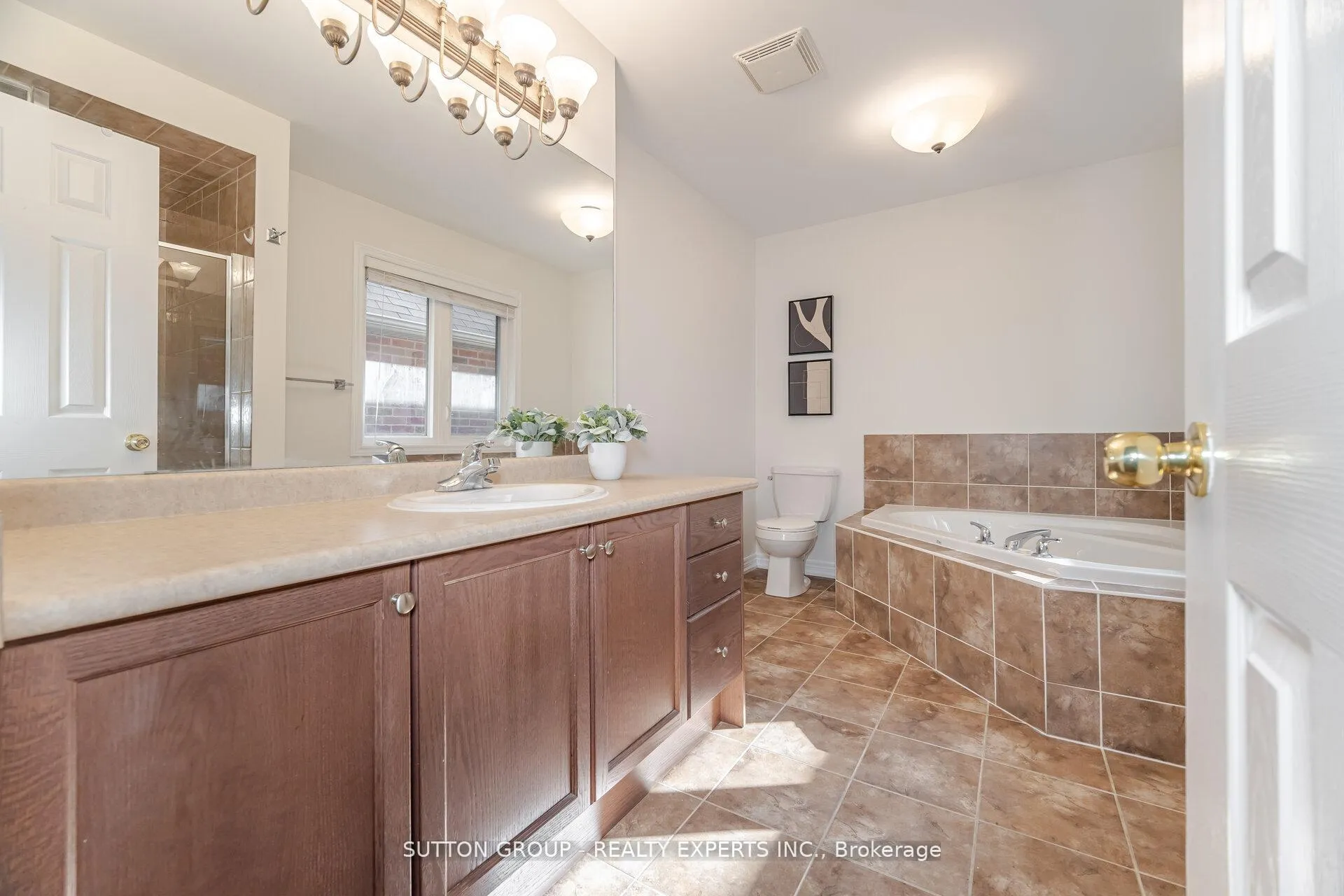 Photo 29 of Unit Upper, 5 Freedom Oaks Trail, Brampton, Bram East — HOMEH