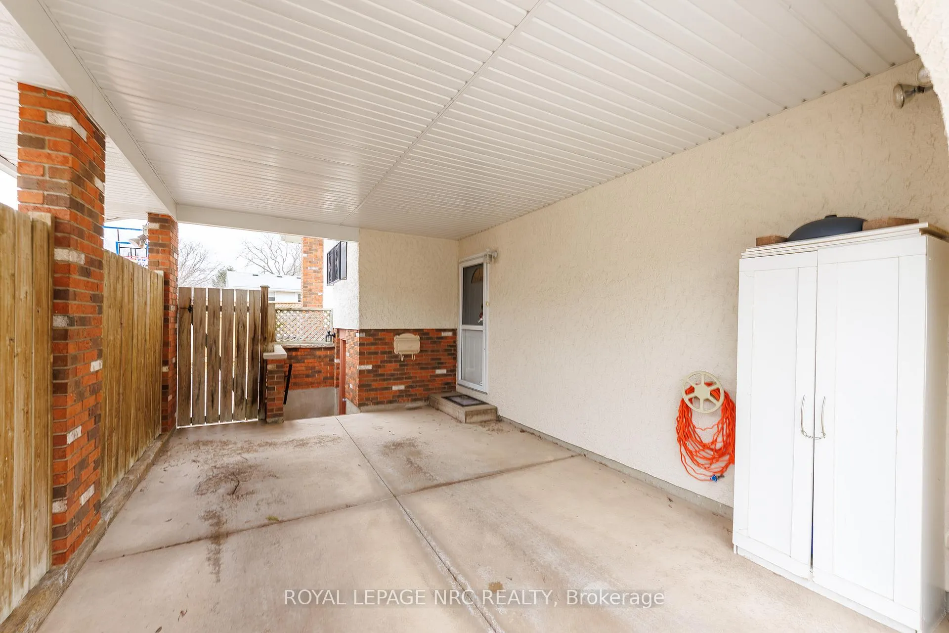 Photo 2 of 15 Carousel Circle, St. Catharines, Lakeport — HOMEH