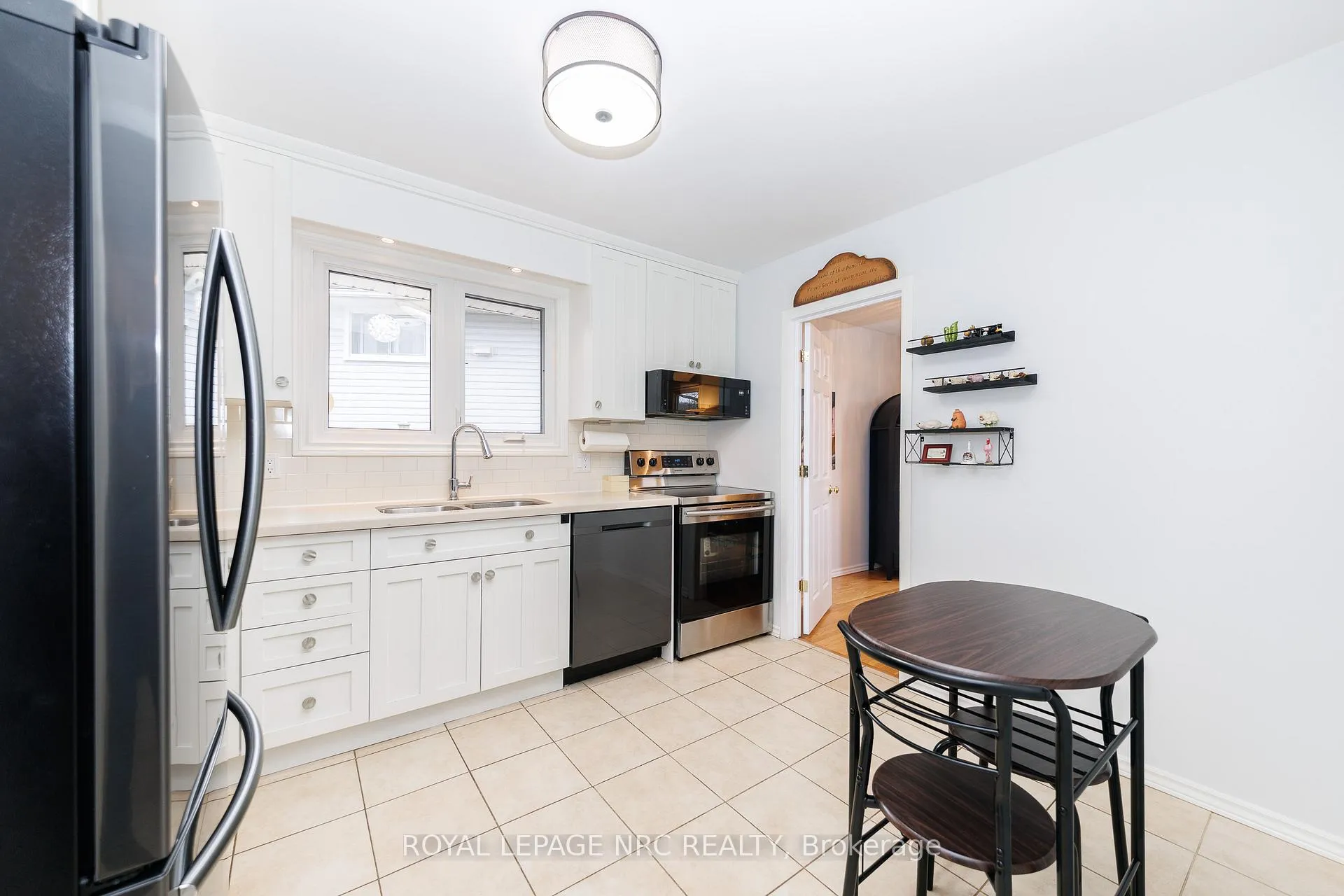 Photo 5 of 15 Carousel Circle, St. Catharines, Lakeport — HOMEH