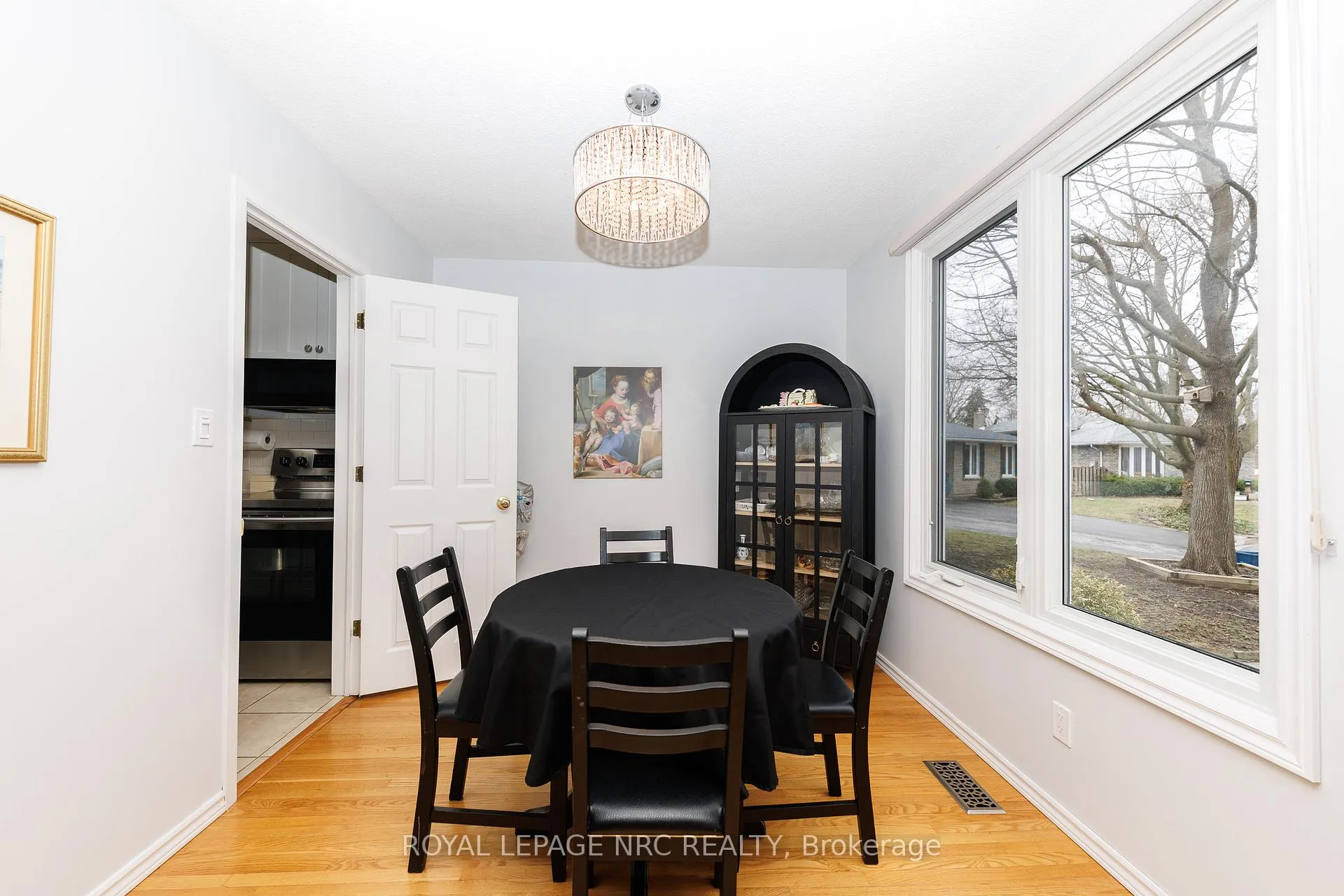 Photo 7 of 15 Carousel Circle, St. Catharines, Lakeport — HOMEH