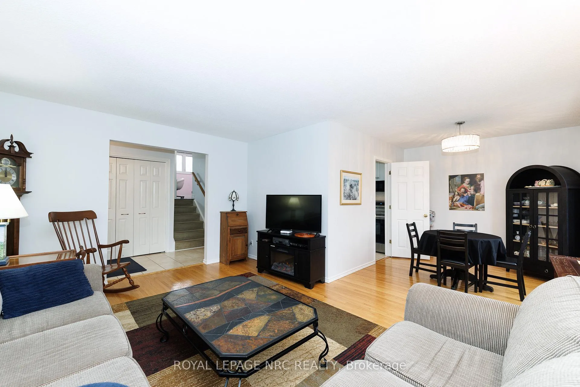 Photo 8 of 15 Carousel Circle, St. Catharines, Lakeport — HOMEH
