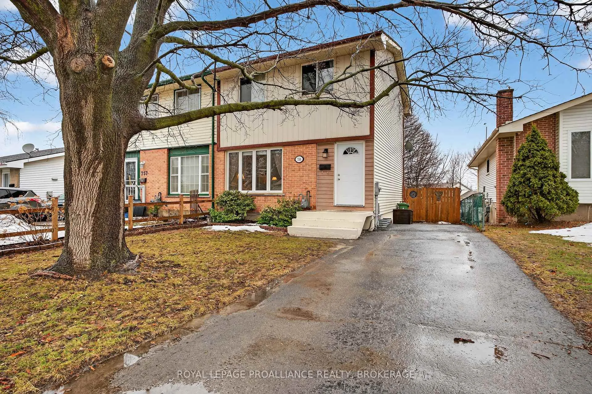 Front of 759 Somerset Crescent