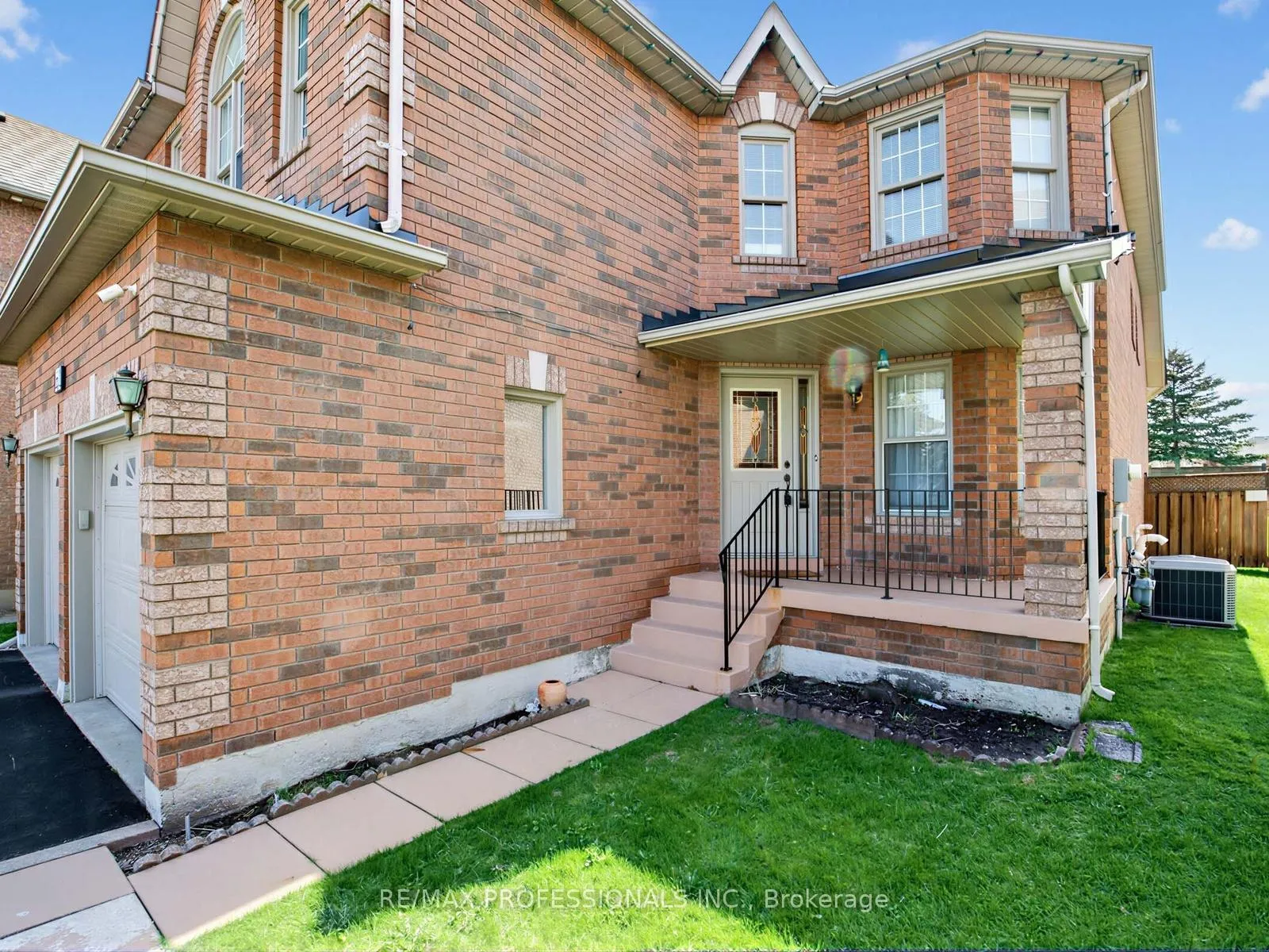 Photo 4 of 62 Banington Crescent, Brampton, Snelgrove — HOMEH