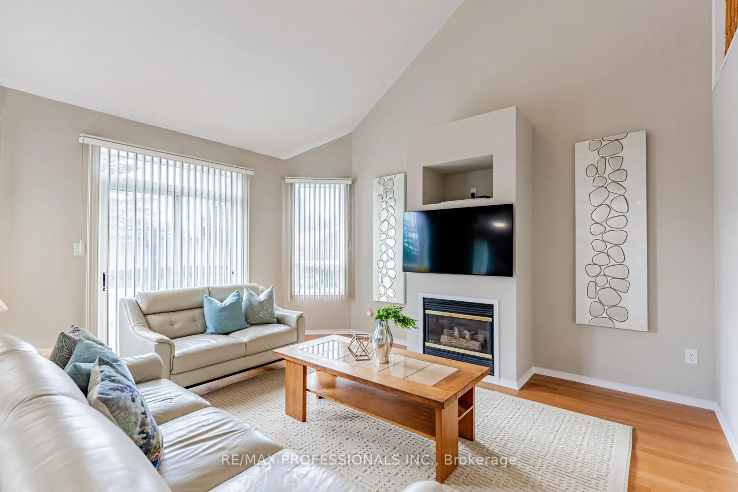 Photo 14 of 62 Banington Crescent, Brampton, Snelgrove — HOMEH