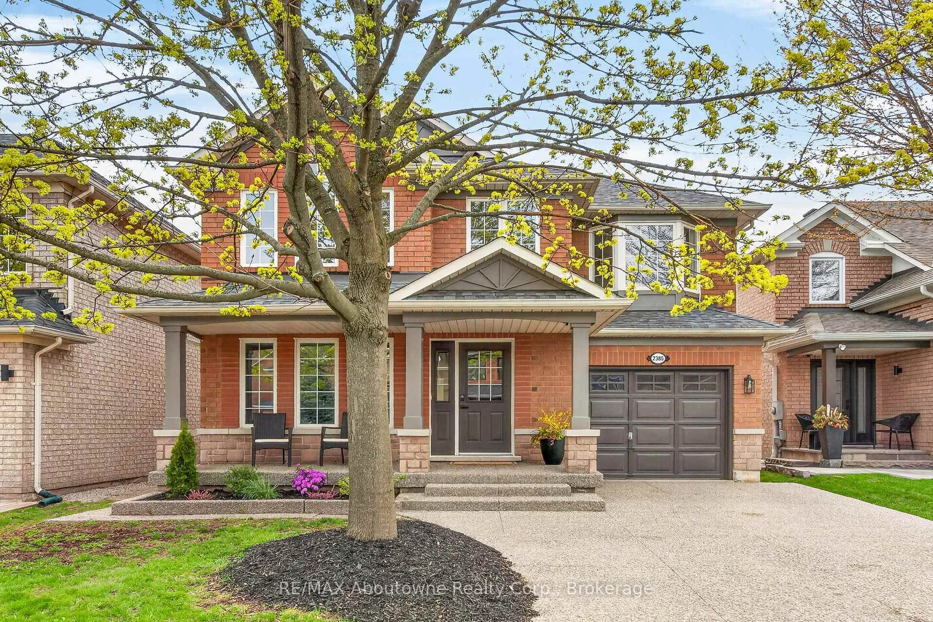 Photo 1 of 2385 Guildstone Crescent, Oakville, West Oak Trails — HOMEH