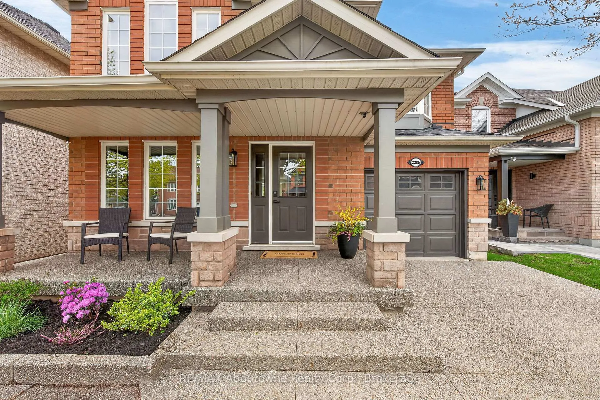 Photo 2 of 2385 Guildstone Crescent, Oakville, West Oak Trails — HOMEH