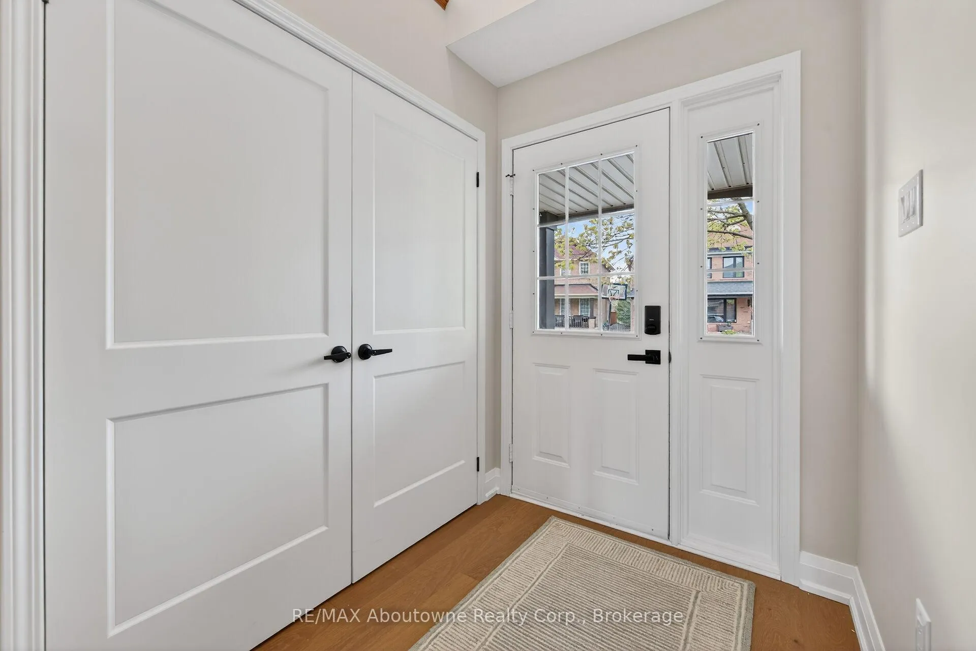 Photo 3 of 2385 Guildstone Crescent, Oakville, West Oak Trails — HOMEH