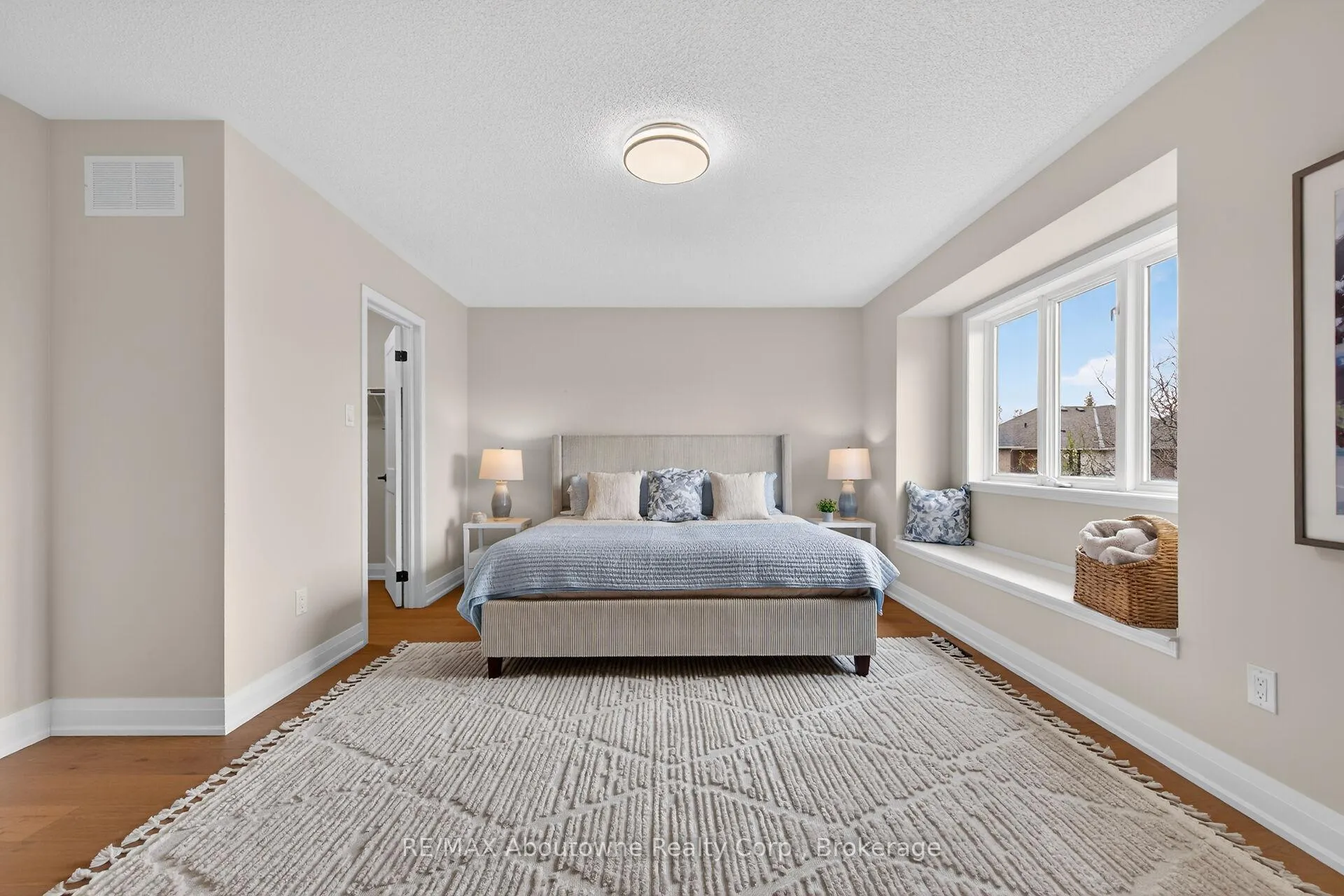 Photo 15 of 2385 Guildstone Crescent, Oakville, West Oak Trails — HOMEH